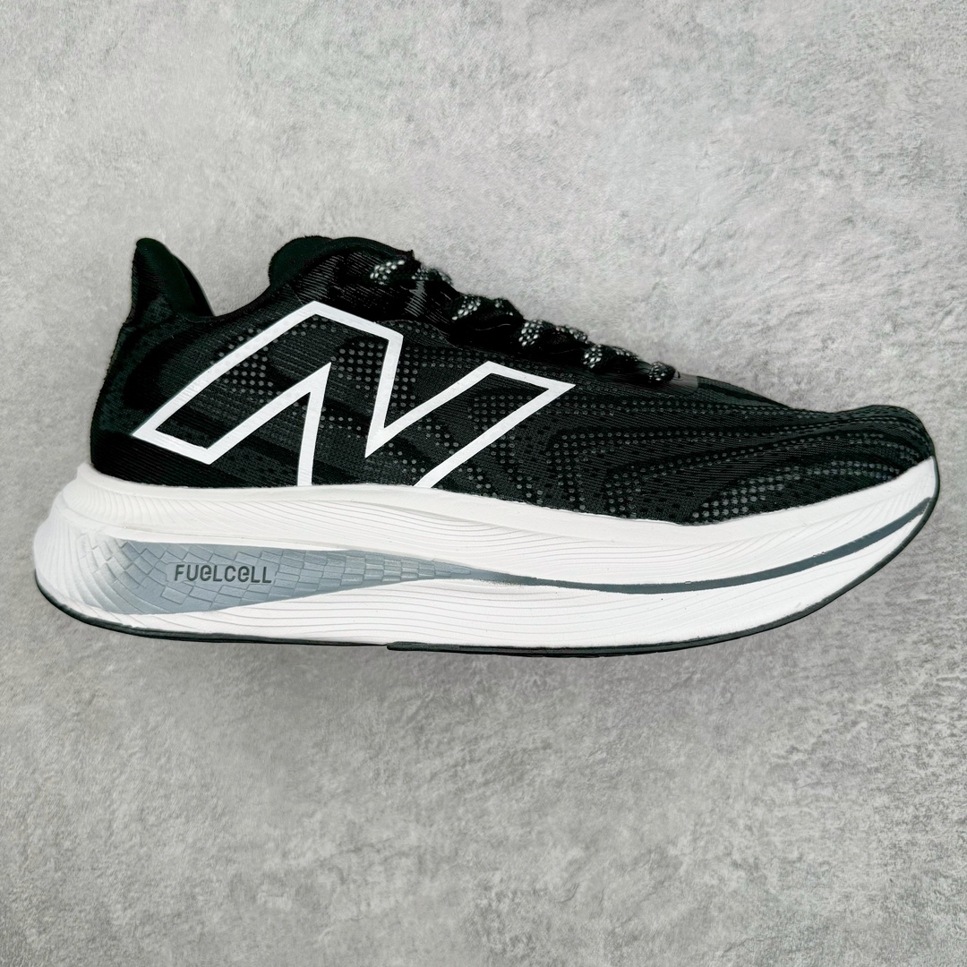 零售💰250 New Balance FuelCell SuperComp Trainer V2 新百伦NB康普训练V2系列超轻量化低帮休闲运动慢跑鞋 MRCXLG3 New Balance 将能量回收技术的比赛感觉带入一双高军训练鞋 新款 FuelCell SuperComp Trainer v2 的设计旨在外观、手感和性能不同 在这一新的能源弧技术中 采用拱形碳纤维板夹在两层 FuelCell 缓冲之间 穿过鞋子中间留有一个空心通道 每次脚步时 板都平成空隙 并在重新塑造时返回能量 创造出高反弹的推进感 尺码：36 37 37.5 38 38.5 39.5 40 40.5 41.5 42 42.5 43 44 45 编码：Cby2936050-运动鞋