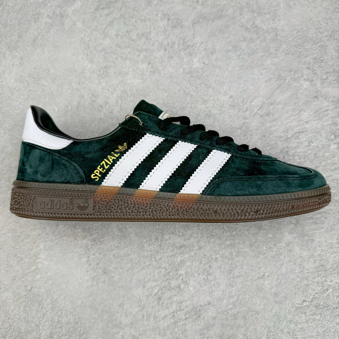 零售💰210 AD Originals Handball SPZL 手球运动员系列百搭休闲运动板鞋 DB3021 这款来自阿迪达斯的这款HANDBALL SPZL前身是一双手球运动鞋，这一次拿来复刻，所以鞋面的主要色彩选用了黑色， 鞋面外侧除了Spezial字母之外还有三叶草标志。Handball SPZL作为复古手球训练鞋与作为室内足球鞋的Samba有着异曲同工之处，但是质感更为出众的鞋身以及丰富的配色选择比起Samba来讲可以说是更胜一筹了！尺码：36 36⅔ 37⅓ 38 38⅔ 39⅓ 40 40⅔ 41⅓ 42 42⅔ 43⅓ 44 45  编码：Fby2936010-运动鞋