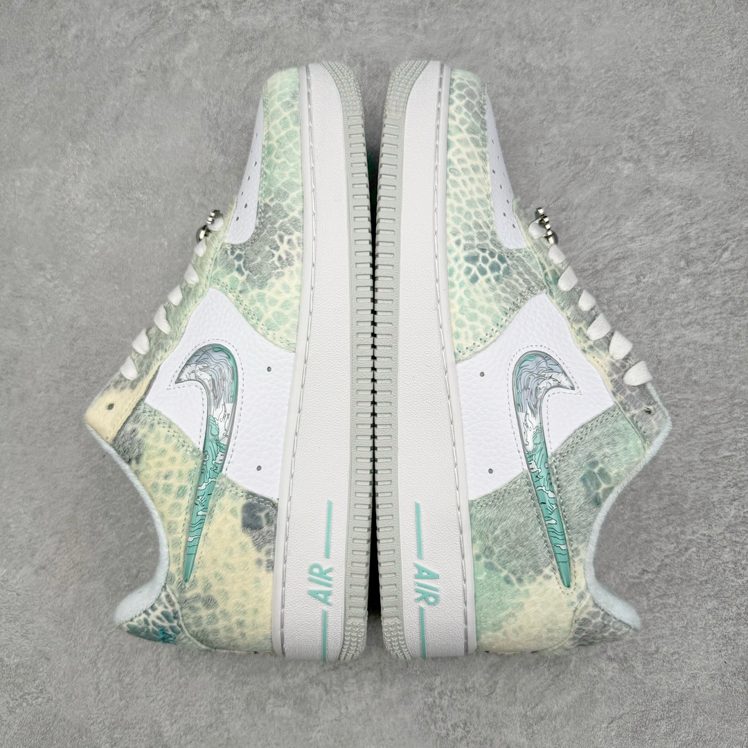 图片[4]-零售💰370 ＃纯原 NK Air Force 1´07 Low 空军一号低帮百搭休闲运动板鞋 蒸汽木偶 CNY龙年限定 龙海龙宫三太子 白青 FA1232-001 工艺手法钢印水钩刺绣缝纫 除鞋底外全鞋改造材质仿马毛 皮革 丝绸 口碑大厂出品 品控大底版型不断改良更新品质稳定 全套原纸板楦头开发 确保原汁原味 完美呈现DUNK版型 原厂玻璃冲刀 超高清洁度 全鞋零毛边皮料切割 通过独特多巴胺配色渐变设计、解构麻绳鞋带等细节 让嘻哈元素和潮流元素相结合 尽显帅气本质 设计上尽显特色 百搭耐看 表现出特有的潮流感 整鞋风格鲜明 极具美学 穿出门更是回头率满满 SIZE：36 36.5 37.5 38 38.5 39 40 40.5 41 42 42.5 43 44 44.5 45 编码：Dby3936070-运动鞋