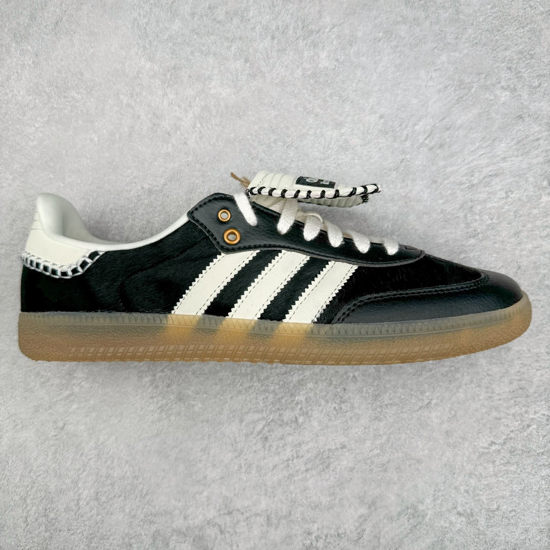 ＃MF Wales Bonner x AD Originals Samba Classic 桑巴舞系列绅士德训足球风百搭低帮休闲运动板鞋 IE0580 伦敦时装品牌 Wales Bonner 携手Originals 打造 2022 最新春夏联名系列。本次为双方的第四度合作，灵感汲取了设计师 Grace Wales Bonner 对于 70、80 年代 Burkina Faso 音乐、摄影方面的研究，选择 Country 与 Samba 两双经典鞋款进行打造。随着 SAMBA 热风的不断席卷，不少品牌与 adidas Originals 的例行合作款式也逐渐受人关注。目前已经曝光两款全新合作鞋款的 Wales Bonner 如今再度曝光一款全新配色 SAMBA 联名。此次合作款式主打亮银反光配色，丝线编织三道杠以及加长鞋舌设计，想必穿着起来回头率也是不低！尺码：35⅔ 36 36⅔ 37⅓ 38 38⅔ 39⅓ 40 40⅔ 41⅓ 42 42⅔ 43⅓ 44 44⅔ 45-选品中心