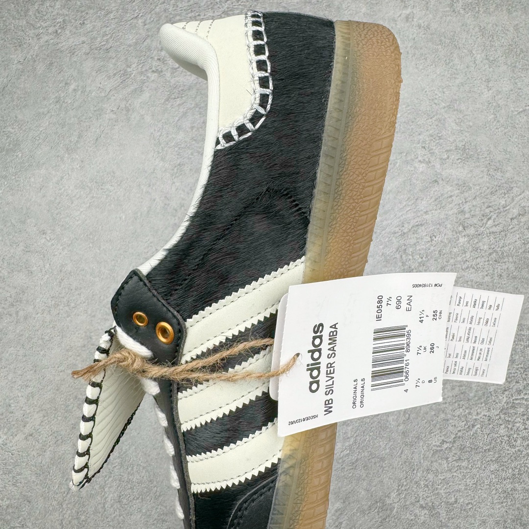 图片[7]-＃MF Wales Bonner x AD Originals Samba Classic 桑巴舞系列绅士德训足球风百搭低帮休闲运动板鞋 IE0580 伦敦时装品牌 Wales Bonner 携手Originals 打造 2022 最新春夏联名系列。本次为双方的第四度合作，灵感汲取了设计师 Grace Wales Bonner 对于 70、80 年代 Burkina Faso 音乐、摄影方面的研究，选择 Country 与 Samba 两双经典鞋款进行打造。随着 SAMBA 热风的不断席卷，不少品牌与 adidas Originals 的例行合作款式也逐渐受人关注。目前已经曝光两款全新合作鞋款的 Wales Bonner 如今再度曝光一款全新配色 SAMBA 联名。此次合作款式主打亮银反光配色，丝线编织三道杠以及加长鞋舌设计，想必穿着起来回头率也是不低！尺码：35⅔ 36 36⅔ 37⅓ 38 38⅔ 39⅓ 40 40⅔ 41⅓ 42 42⅔ 43⅓ 44 44⅔ 45-选品中心