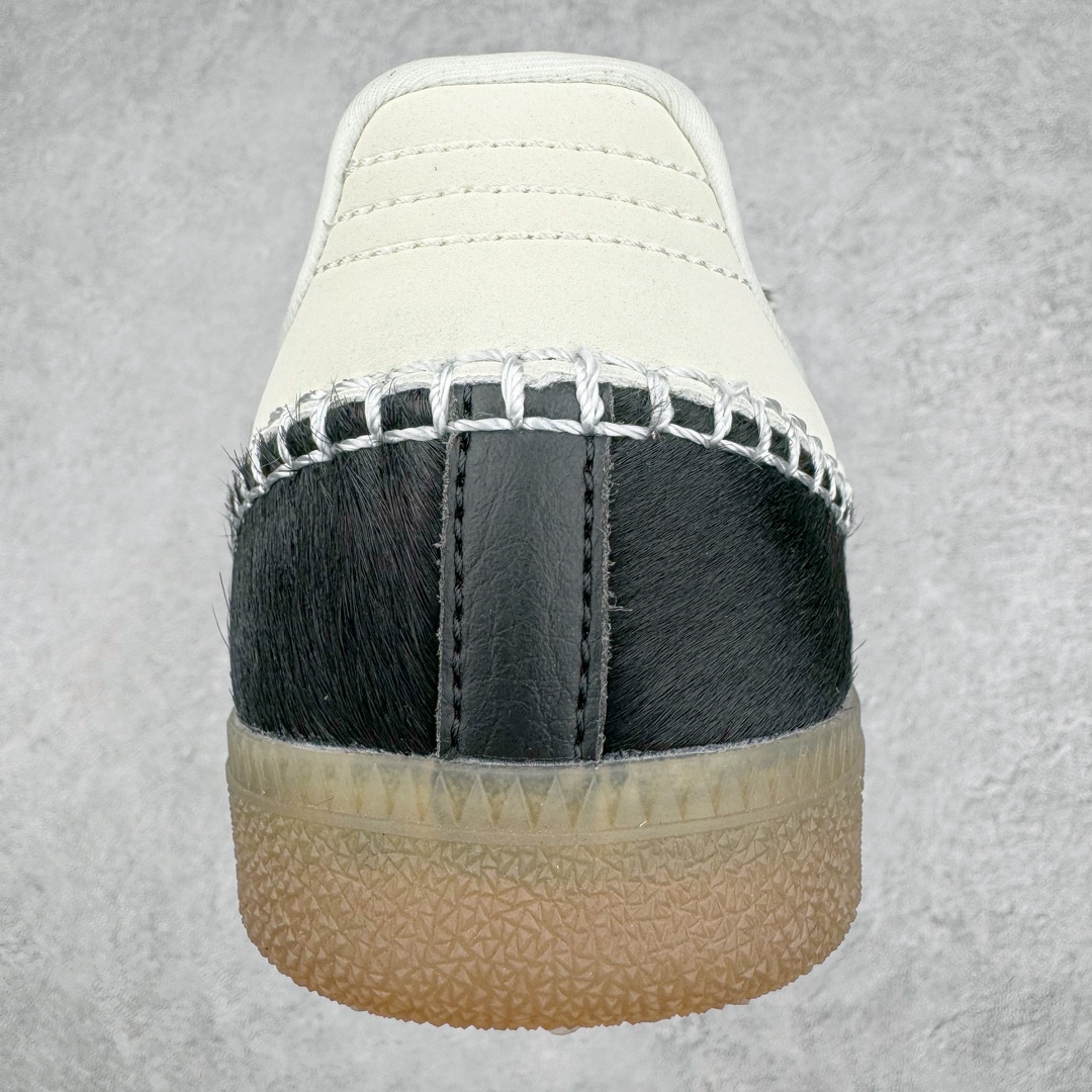 图片[8]-＃MF Wales Bonner x AD Originals Samba Classic 桑巴舞系列绅士德训足球风百搭低帮休闲运动板鞋 IE0580 伦敦时装品牌 Wales Bonner 携手Originals 打造 2022 最新春夏联名系列。本次为双方的第四度合作，灵感汲取了设计师 Grace Wales Bonner 对于 70、80 年代 Burkina Faso 音乐、摄影方面的研究，选择 Country 与 Samba 两双经典鞋款进行打造。随着 SAMBA 热风的不断席卷，不少品牌与 adidas Originals 的例行合作款式也逐渐受人关注。目前已经曝光两款全新合作鞋款的 Wales Bonner 如今再度曝光一款全新配色 SAMBA 联名。此次合作款式主打亮银反光配色，丝线编织三道杠以及加长鞋舌设计，想必穿着起来回头率也是不低！尺码：35⅔ 36 36⅔ 37⅓ 38 38⅔ 39⅓ 40 40⅔ 41⅓ 42 42⅔ 43⅓ 44 44⅔ 45-选品中心