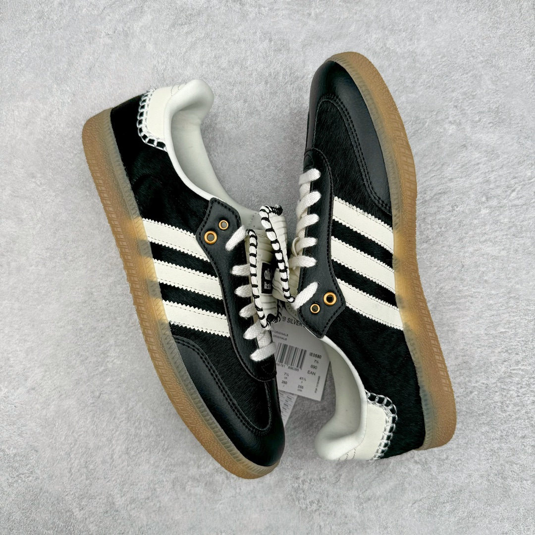 图片[3]-＃MF Wales Bonner x AD Originals Samba Classic 桑巴舞系列绅士德训足球风百搭低帮休闲运动板鞋 IE0580 伦敦时装品牌 Wales Bonner 携手Originals 打造 2022 最新春夏联名系列。本次为双方的第四度合作，灵感汲取了设计师 Grace Wales Bonner 对于 70、80 年代 Burkina Faso 音乐、摄影方面的研究，选择 Country 与 Samba 两双经典鞋款进行打造。随着 SAMBA 热风的不断席卷，不少品牌与 adidas Originals 的例行合作款式也逐渐受人关注。目前已经曝光两款全新合作鞋款的 Wales Bonner 如今再度曝光一款全新配色 SAMBA 联名。此次合作款式主打亮银反光配色，丝线编织三道杠以及加长鞋舌设计，想必穿着起来回头率也是不低！尺码：35⅔ 36 36⅔ 37⅓ 38 38⅔ 39⅓ 40 40⅔ 41⅓ 42 42⅔ 43⅓ 44 44⅔ 45-选品中心