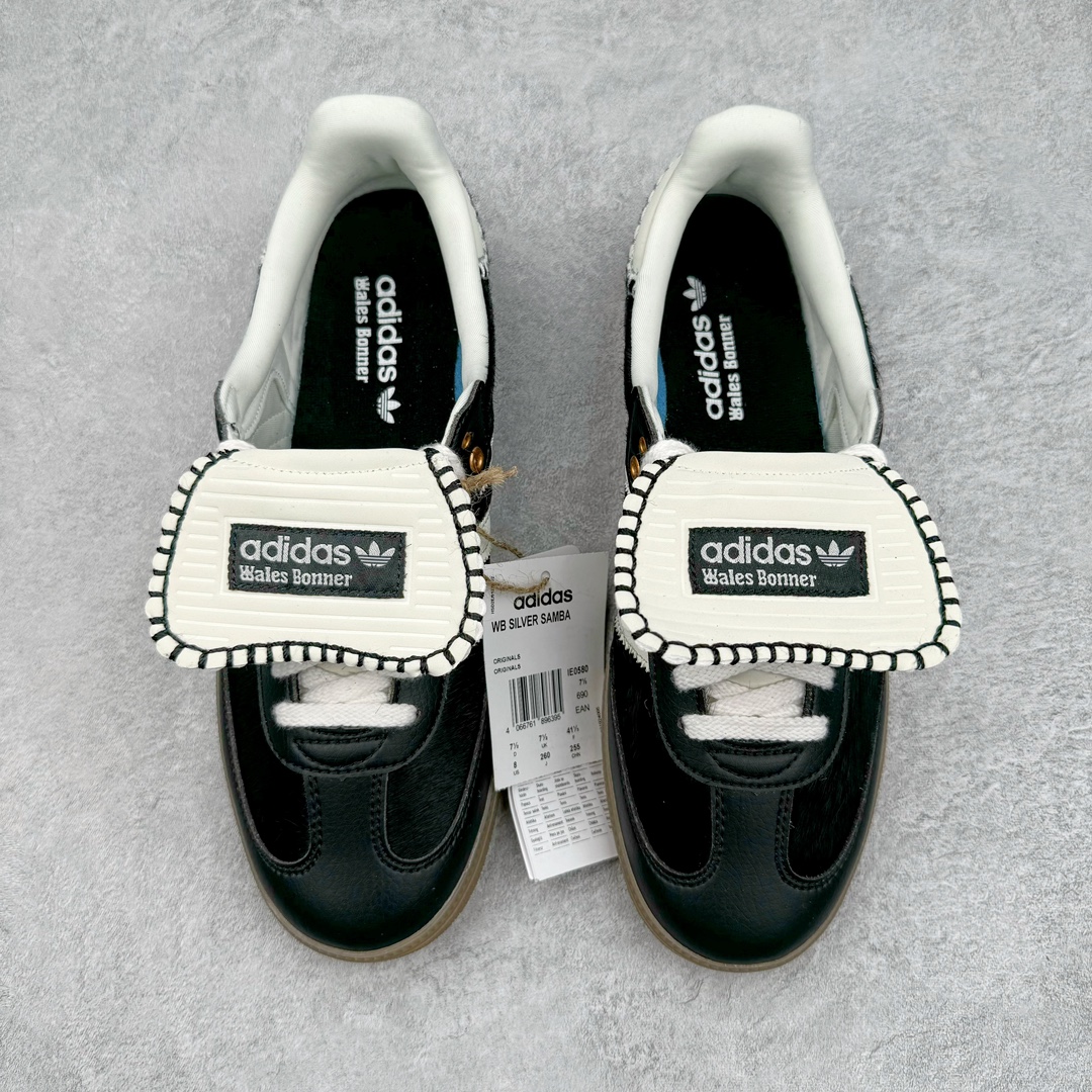 图片[2]-＃MF Wales Bonner x AD Originals Samba Classic 桑巴舞系列绅士德训足球风百搭低帮休闲运动板鞋 IE0580 伦敦时装品牌 Wales Bonner 携手Originals 打造 2022 最新春夏联名系列。本次为双方的第四度合作，灵感汲取了设计师 Grace Wales Bonner 对于 70、80 年代 Burkina Faso 音乐、摄影方面的研究，选择 Country 与 Samba 两双经典鞋款进行打造。随着 SAMBA 热风的不断席卷，不少品牌与 adidas Originals 的例行合作款式也逐渐受人关注。目前已经曝光两款全新合作鞋款的 Wales Bonner 如今再度曝光一款全新配色 SAMBA 联名。此次合作款式主打亮银反光配色，丝线编织三道杠以及加长鞋舌设计，想必穿着起来回头率也是不低！尺码：35⅔ 36 36⅔ 37⅓ 38 38⅔ 39⅓ 40 40⅔ 41⅓ 42 42⅔ 43⅓ 44 44⅔ 45-选品中心
