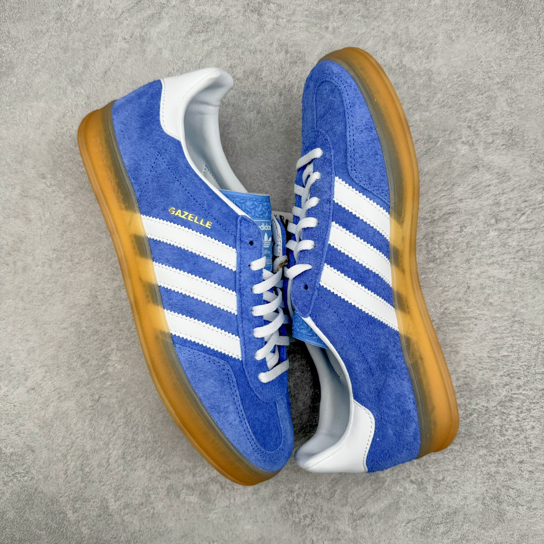 图片[3]-零售💰240 ＃MF AD Original Gazelle Indoor Trainers 瞪羚室内鞋系列低帮复古百搭休闲运动德训风板鞋 麂皮生胶底 HQ8717 高端零售特供批次 原厂定制长毛翻毛皮组合环保纤维革鞋面材质 内置环保海玻璃鞋垫 外置RB橡胶大底 产品品控稳定性领先行业 原厂全套原楦原纸板冲刀磨具开发 原厂皮料加持 原厂港宝加持定型后跟R度完美 将复古进行到底 简约流畅 三十年不变经典 这款Gazelle运动鞋 无论面料、配色、质感或设计 都只在重现其1991年原款的经典 皮革鞋面 撞色三条纹和鞋跟标的设计 力求呈现90年代的经典复古风潮 Samba火热的同时 也带动了其它的复古鞋型 Gazelle便是其中一只 Gazelle Indoor拥有包边更宽的T字型鞋头 更好的保护运动员的前掌 浓浓的复古氛围感 非常适合现在流行的Cleanfit风格 尺码：35.5 36 36⅔ 37⅓ 38 38⅔ 39⅓ 40 40⅔ 41⅓ 42 42⅔ 43⅓ 44 44⅔ 45 编码：by2936040-运动鞋