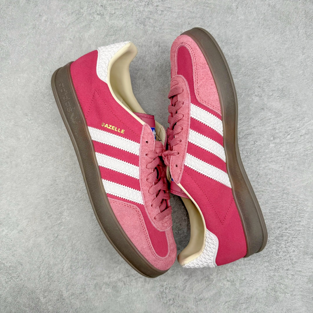 图片[3]-零售💰240 ＃MF AD Original Gazelle Indoor Trainers 瞪羚室内鞋系列低帮复古百搭休闲运动德训风板鞋 草莓熊 IF1809 高端零售特供批次 原厂定制长毛翻毛皮组合环保纤维革鞋面材质 内置环保海玻璃鞋垫 外置RB橡胶大底 产品品控稳定性领先行业 原厂全套原楦原纸板冲刀磨具开发 原厂皮料加持 原厂港宝加持定型后跟R度完美 将复古进行到底 简约流畅 三十年不变经典 这款Gazelle运动鞋 无论面料、配色、质感或设计 都只在重现其1991年原款的经典 皮革鞋面 撞色三条纹和鞋跟标的设计 力求呈现90年代的经典复古风潮 Samba火热的同时 也带动了其它的复古鞋型 Gazelle便是其中一只 Gazelle Indoor拥有包边更宽的T字型鞋头 更好的保护运动员的前掌 浓浓的复古氛围感 非常适合现在流行的Cleanfit风格 尺码：35.5 36 36⅔ 37⅓ 38 38⅔ 39⅓ 40 40⅔ 41⅓ 42 42⅔ 43⅓ 44 44⅔ 45 编码：by2936040-运动鞋