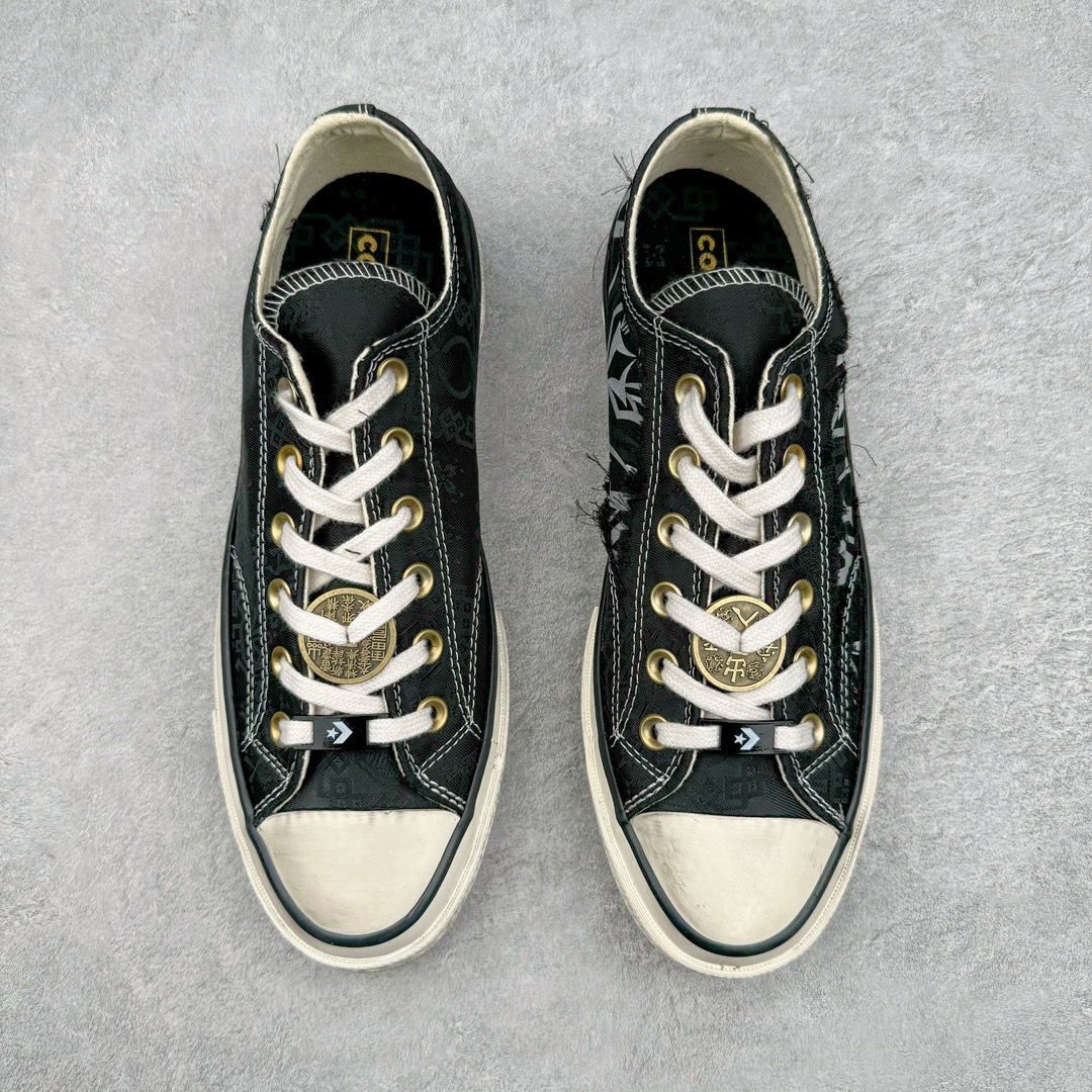 图片[2]-零售💰260 Clot x Fragment Design x Converse n撕撕乐 陈冠希 做旧荆棘黑丝绸 三方联名定制 鞋身采用双层用料设计 黑色真丝绸材质覆盖鞋面 内里呈现黑荆棘图案 彰显联名 透明水晶大底印有“剪除荆棘 思树兰芳”字样 后跟外侧撕开呈现Clot经典标志 鞋身整体做旧效果突显质感复古风 铜钱扣可搭配在鞋带上 让人眼前一亮 尺码：35 36 36.5 37 37.5 38 39 39.5 40 41 41.5 42 43 44  编码：by2936060-运动鞋