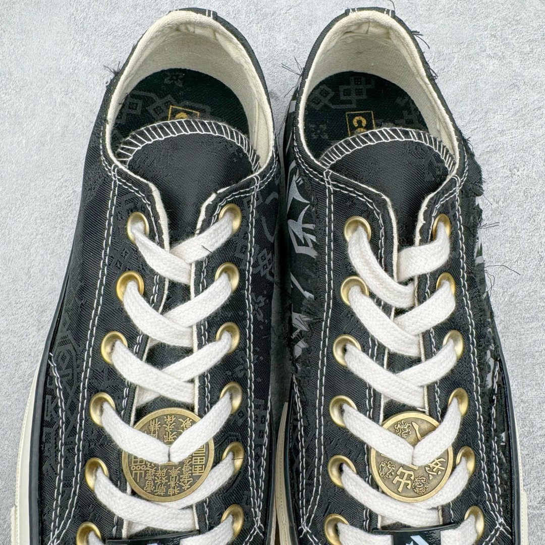 图片[7]-零售💰260 Clot x Fragment Design x Converse n撕撕乐 陈冠希 做旧荆棘黑丝绸 三方联名定制 鞋身采用双层用料设计 黑色真丝绸材质覆盖鞋面 内里呈现黑荆棘图案 彰显联名 透明水晶大底印有“剪除荆棘 思树兰芳”字样 后跟外侧撕开呈现Clot经典标志 鞋身整体做旧效果突显质感复古风 铜钱扣可搭配在鞋带上 让人眼前一亮 尺码：35 36 36.5 37 37.5 38 39 39.5 40 41 41.5 42 43 44  编码：by2936060-运动鞋