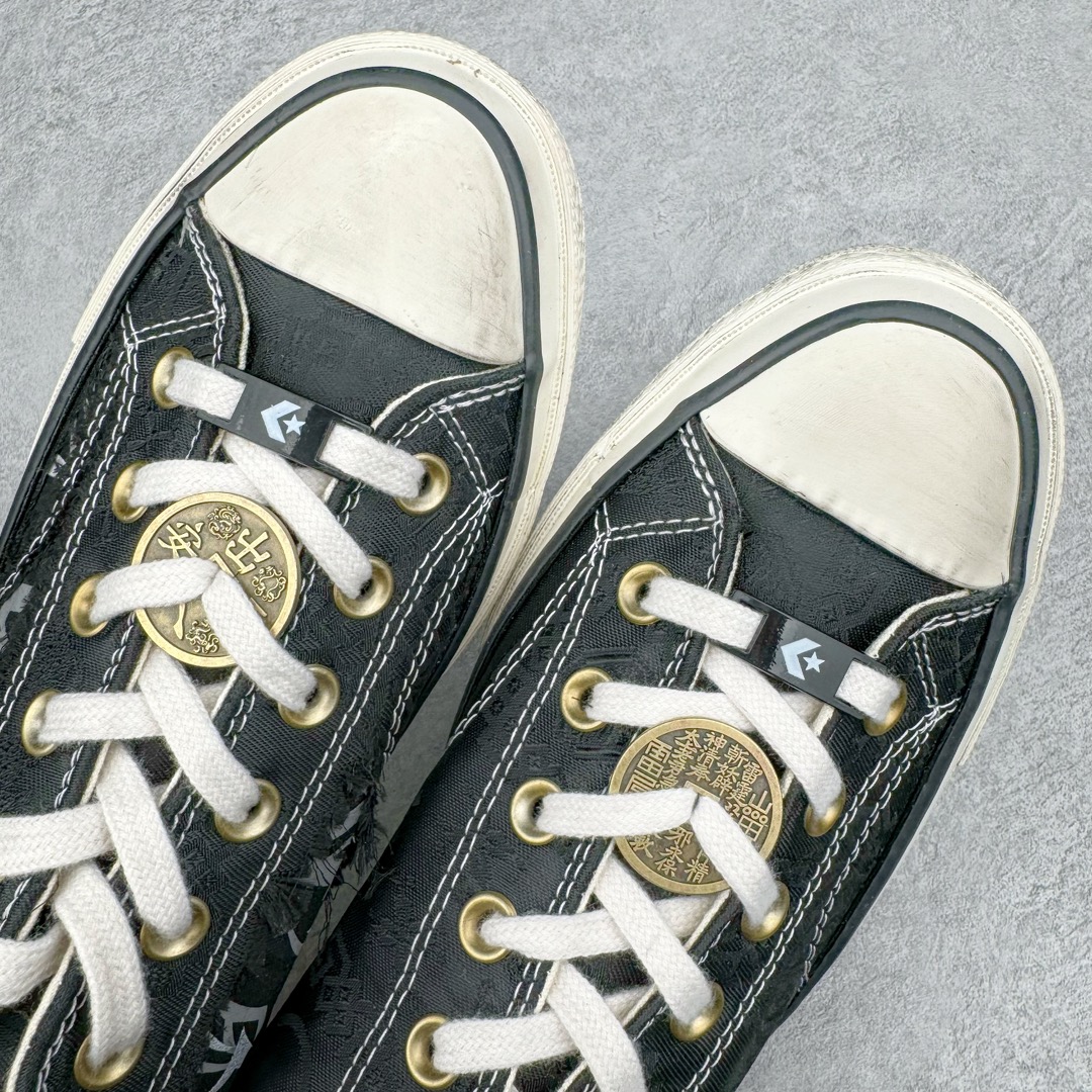 图片[6]-零售💰260 Clot x Fragment Design x Converse n撕撕乐 陈冠希 做旧荆棘黑丝绸 三方联名定制 鞋身采用双层用料设计 黑色真丝绸材质覆盖鞋面 内里呈现黑荆棘图案 彰显联名 透明水晶大底印有“剪除荆棘 思树兰芳”字样 后跟外侧撕开呈现Clot经典标志 鞋身整体做旧效果突显质感复古风 铜钱扣可搭配在鞋带上 让人眼前一亮 尺码：35 36 36.5 37 37.5 38 39 39.5 40 41 41.5 42 43 44  编码：by2936060-运动鞋