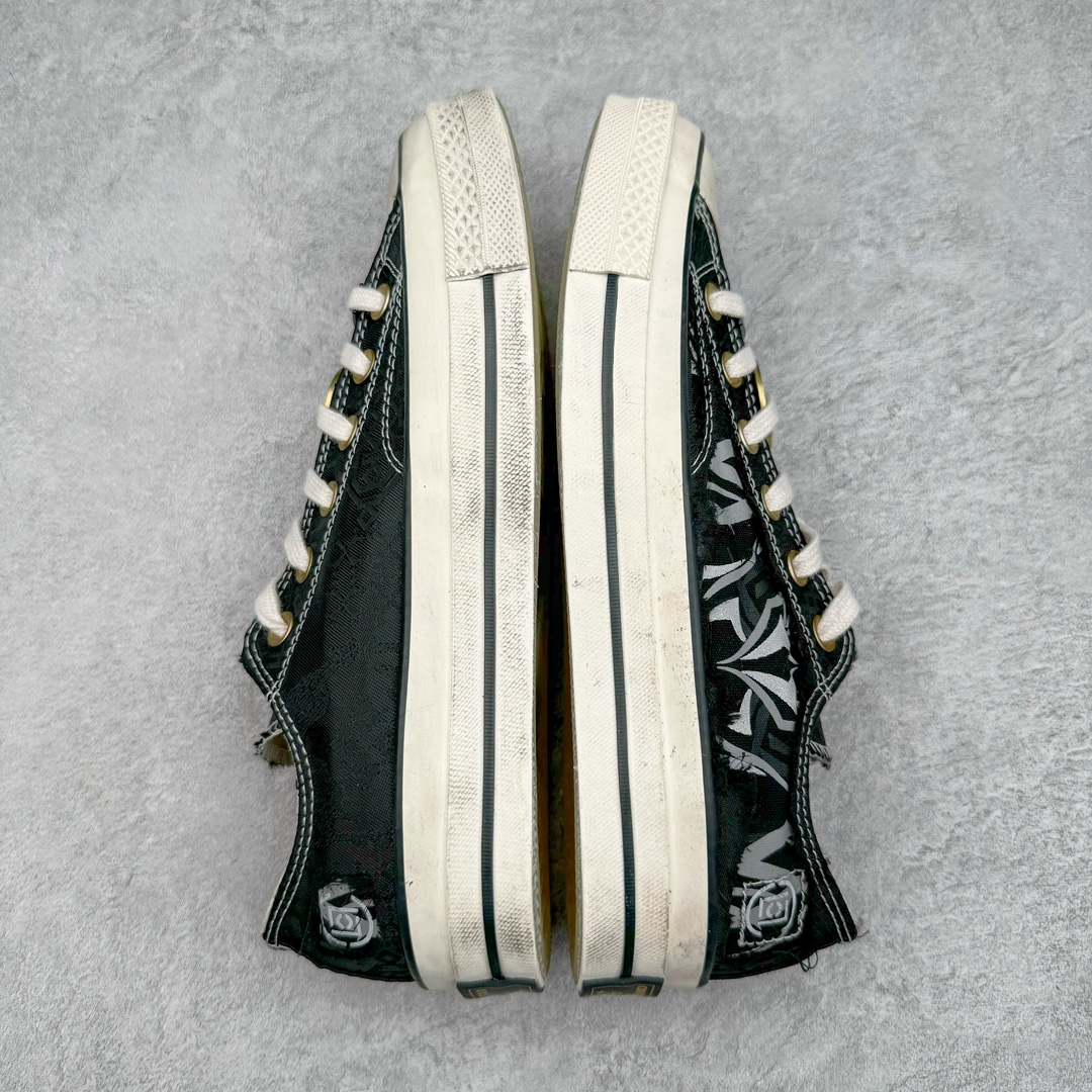 图片[4]-零售💰260 Clot x Fragment Design x Converse n撕撕乐 陈冠希 做旧荆棘黑丝绸 三方联名定制 鞋身采用双层用料设计 黑色真丝绸材质覆盖鞋面 内里呈现黑荆棘图案 彰显联名 透明水晶大底印有“剪除荆棘 思树兰芳”字样 后跟外侧撕开呈现Clot经典标志 鞋身整体做旧效果突显质感复古风 铜钱扣可搭配在鞋带上 让人眼前一亮 尺码：35 36 36.5 37 37.5 38 39 39.5 40 41 41.5 42 43 44  编码：by2936060-运动鞋