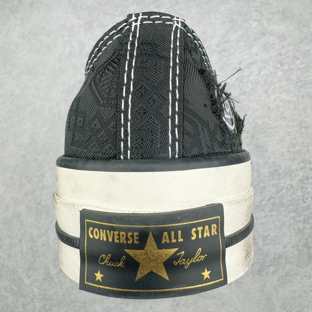 图片[9]-零售💰260 Clot x Fragment Design x Converse n撕撕乐 陈冠希 做旧荆棘黑丝绸 三方联名定制 鞋身采用双层用料设计 黑色真丝绸材质覆盖鞋面 内里呈现黑荆棘图案 彰显联名 透明水晶大底印有“剪除荆棘 思树兰芳”字样 后跟外侧撕开呈现Clot经典标志 鞋身整体做旧效果突显质感复古风 铜钱扣可搭配在鞋带上 让人眼前一亮 尺码：35 36 36.5 37 37.5 38 39 39.5 40 41 41.5 42 43 44  编码：by2936060-运动鞋