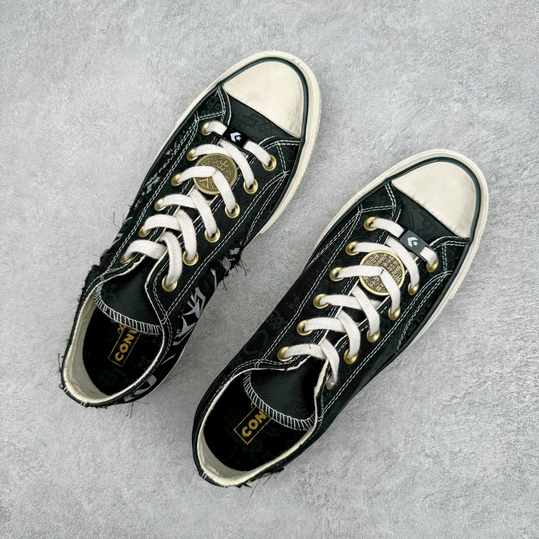 图片[3]-零售💰260 Clot x Fragment Design x Converse n撕撕乐 陈冠希 做旧荆棘黑丝绸 三方联名定制 鞋身采用双层用料设计 黑色真丝绸材质覆盖鞋面 内里呈现黑荆棘图案 彰显联名 透明水晶大底印有“剪除荆棘 思树兰芳”字样 后跟外侧撕开呈现Clot经典标志 鞋身整体做旧效果突显质感复古风 铜钱扣可搭配在鞋带上 让人眼前一亮 尺码：35 36 36.5 37 37.5 38 39 39.5 40 41 41.5 42 43 44  编码：by2936060-运动鞋