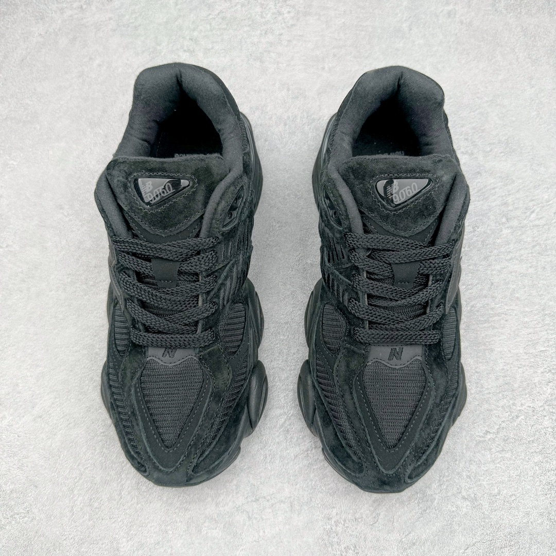 图片[2]-＃纯原 New Balance NB9060 复古运动鞋 新百伦又带来了新鞋型 并且是与芝加哥街头品牌 Joe Freshgoods 的联名款 鞋身主体采用了类似 990 系列的设计风格 与传统复古慢跑鞋区别不大 最大的变化就是鞋底部分 在传统设计的中底外层 增加了多个分区的模块 圆润的线条设计与我们熟悉的 New Balance 风格截然不同 但与同样充满弧形线条的鞋面搭配，看起来毫无违和感 尺码：36-45-选品中心