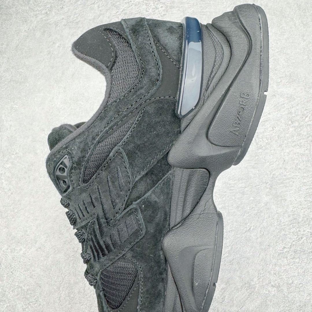 图片[7]-＃纯原 New Balance NB9060 复古运动鞋 新百伦又带来了新鞋型 并且是与芝加哥街头品牌 Joe Freshgoods 的联名款 鞋身主体采用了类似 990 系列的设计风格 与传统复古慢跑鞋区别不大 最大的变化就是鞋底部分 在传统设计的中底外层 增加了多个分区的模块 圆润的线条设计与我们熟悉的 New Balance 风格截然不同 但与同样充满弧形线条的鞋面搭配，看起来毫无违和感 尺码：36-45-选品中心