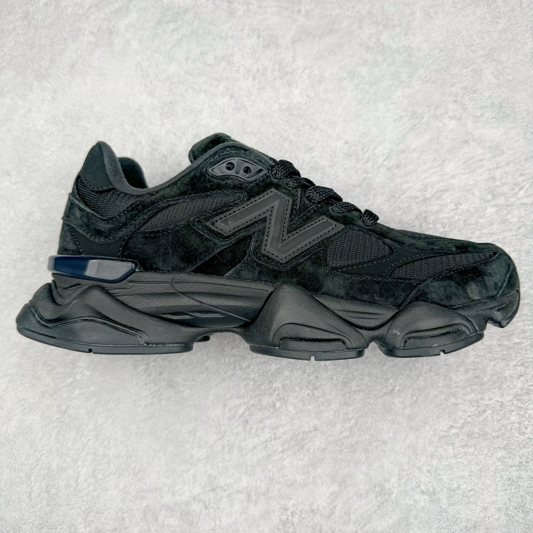 ＃纯原 New Balance NB9060 复古运动鞋 新百伦又带来了新鞋型 并且是与芝加哥街头品牌 Joe Freshgoods 的联名款 鞋身主体采用了类似 990 系列的设计风格 与传统复古慢跑鞋区别不大 最大的变化就是鞋底部分 在传统设计的中底外层 增加了多个分区的模块 圆润的线条设计与我们熟悉的 New Balance 风格截然不同 但与同样充满弧形线条的鞋面搭配，看起来毫无违和感 尺码：36-45-选品中心