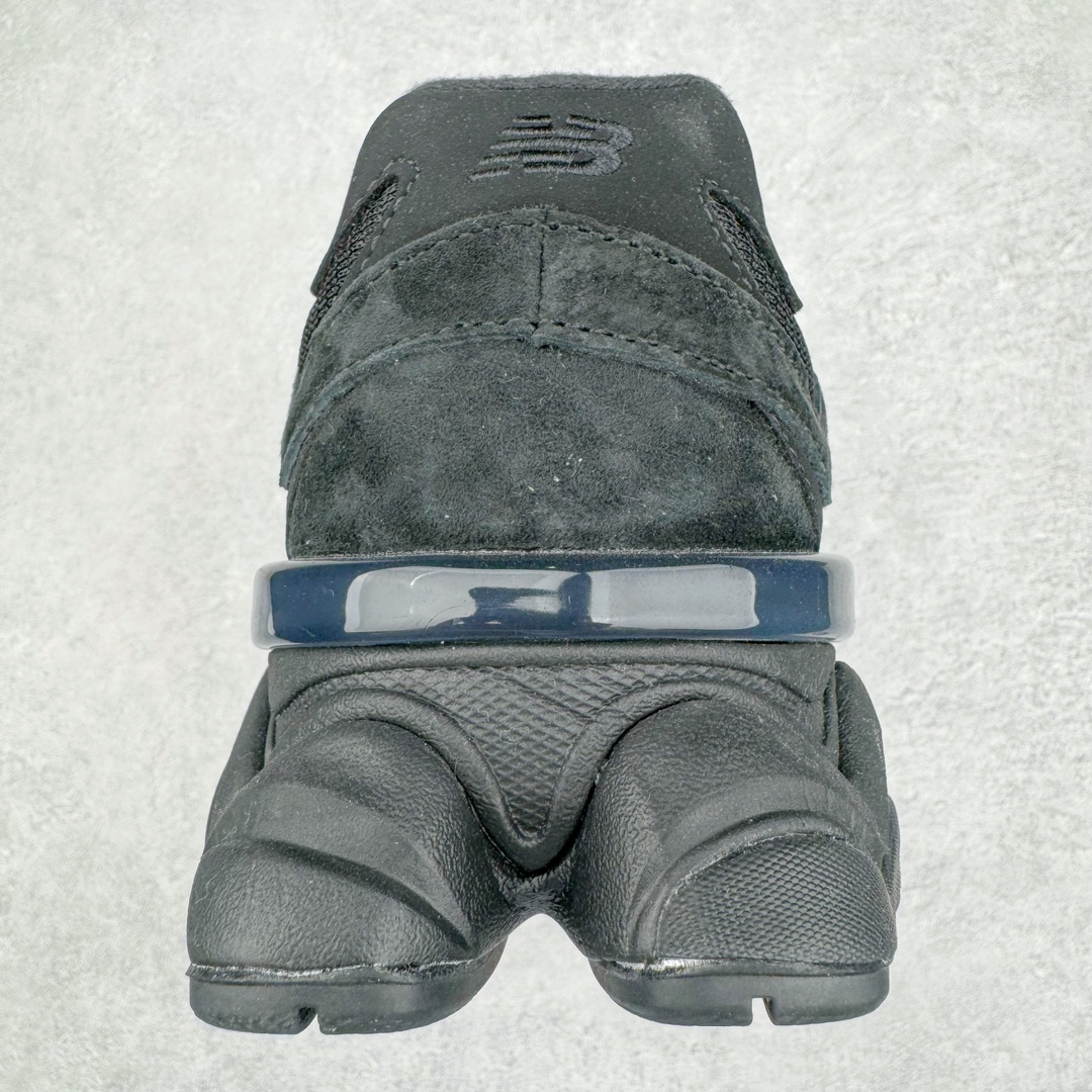 图片[8]-＃纯原 New Balance NB9060 复古运动鞋 新百伦又带来了新鞋型 并且是与芝加哥街头品牌 Joe Freshgoods 的联名款 鞋身主体采用了类似 990 系列的设计风格 与传统复古慢跑鞋区别不大 最大的变化就是鞋底部分 在传统设计的中底外层 增加了多个分区的模块 圆润的线条设计与我们熟悉的 New Balance 风格截然不同 但与同样充满弧形线条的鞋面搭配，看起来毫无违和感 尺码：36-45-选品中心