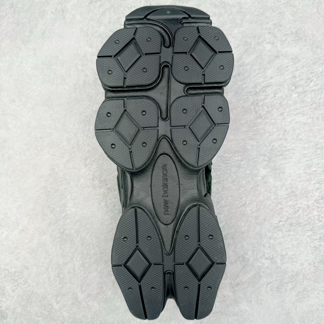 图片[9]-＃纯原 New Balance NB9060 复古运动鞋 新百伦又带来了新鞋型 并且是与芝加哥街头品牌 Joe Freshgoods 的联名款 鞋身主体采用了类似 990 系列的设计风格 与传统复古慢跑鞋区别不大 最大的变化就是鞋底部分 在传统设计的中底外层 增加了多个分区的模块 圆润的线条设计与我们熟悉的 New Balance 风格截然不同 但与同样充满弧形线条的鞋面搭配，看起来毫无违和感 尺码：36-45-选品中心