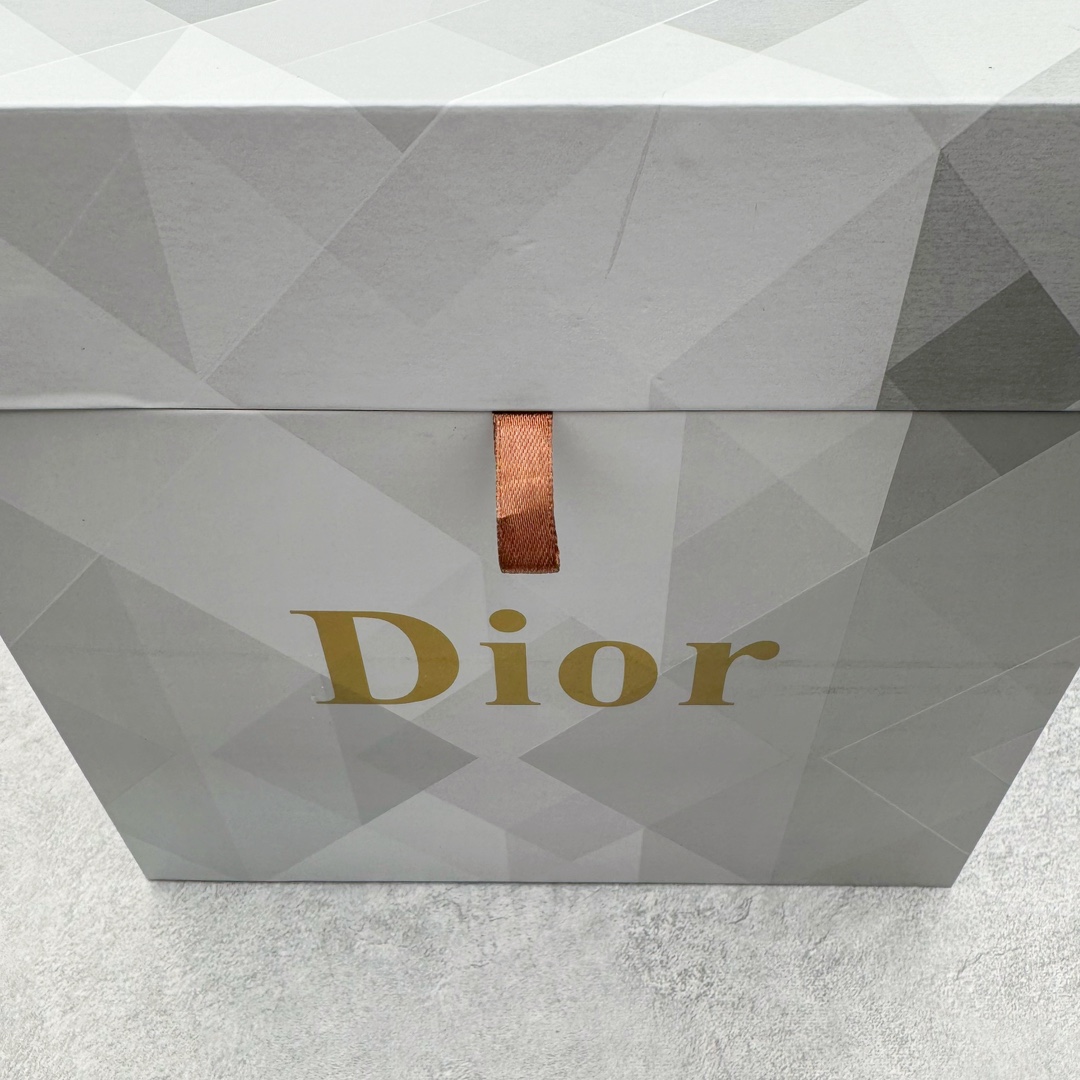 图片[10]-零售💰250 Dior Miraga 迪奥印花室内室外通用篮球nn高端定制 礼盒包装nPU加厚柔软吸湿皮 提高防滑手感和掌控行n炫彩球面搭配仿生蛇皮纹路花纹设计。n采用环保♻️材质 专业与生态结合、自然和科技结合 表达对健康、品质、优雅生活的追求。 编码：by2936050-运动鞋