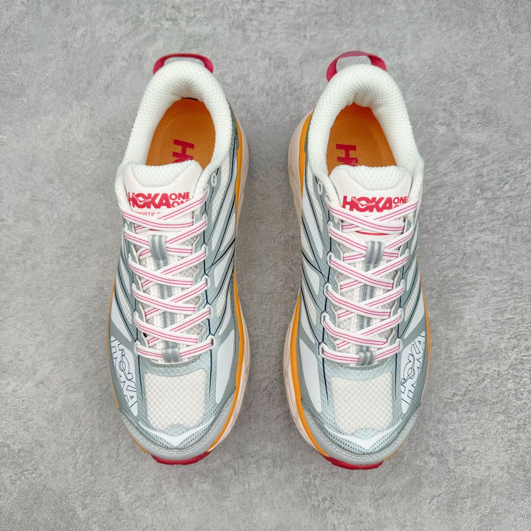 图片[2]-零售💰240 HOKA ONE ONE Mafate Speed 2 Low 玛法特2代系列低帮轻量户外越野休闲运动慢跑鞋 HOKA ONE ONE 最近推出了一个胶囊系列 Origin Story 这个系列里的 Mafate Speed 2 可以说让我日思夜想有一阵子了 最近终于拔草 让我来分享一下这双也是上脚赞到爆的越野跑鞋吧 以阿尔卑斯山脉作为主题将亮黄色与蓝色调覆盖在这经典轮廓之上 配色的呈现效果相当亮眼 以至于很多人买这个配色是用来日常搭配的 鞋面采用超轻的无缝架构 轻薄的TPU贴在透气的鞋面材料上 减轻重量同时也保证了支撑性 鞋底则采用滚动平衡技术 引导跑者回归自然步态 祖传的神奇EVA材质中底依旧是一如既往地表现优秀 能提供充足的缓震 作为HOKA家的越野跑鞋 VIBRAM 橡胶大底也是必不可少的 即便在复杂湿滑的地形 依旧能有良好的抓地力及稳定性 鞋带采用了弹性不易松脱的扁宽弹性鞋带 前掌与中掌部分也进行了加宽 也更加适合亚洲人的脚型 是一款十分全面且足够强悍的户外硬核越野鞋 而这双极其亮眼的越野跑鞋恰好又是在江山一百中参赛的UTMB冠军 Ludovic POMMERET 夺冠时穿着的战靴 这就让它变得更加有吸引力了 用来日常搭配的话短裤是基本不挑 长裤我个人推荐阔腿裤 工装裤以及各种长筒牛仔裤都可以 SIZE：36 36.5 37.5 38 38.5 39 40 40.5 41 42 42.5 43 44 44.5 45 编码：Hby2936040-运动鞋