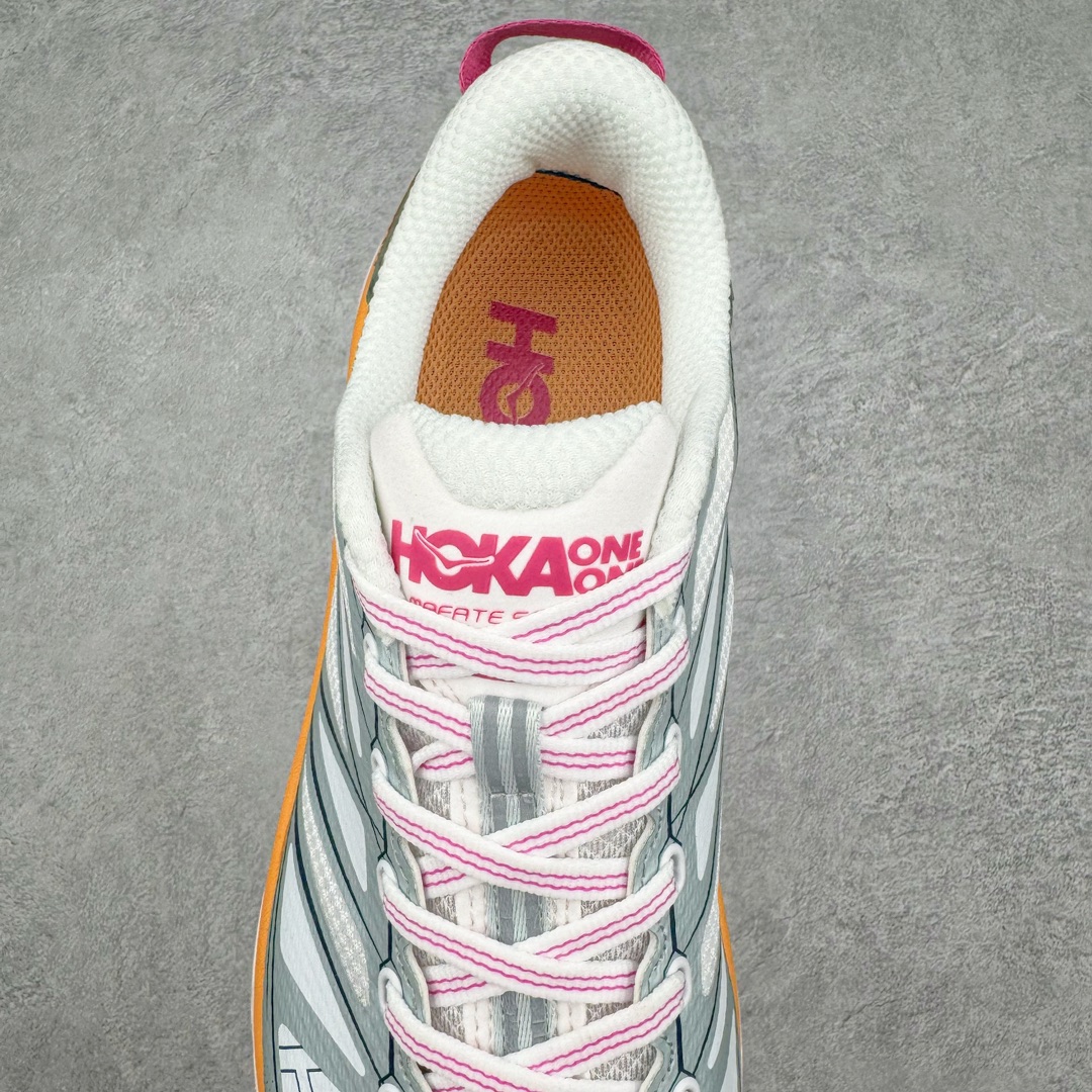 图片[5]-零售💰240 HOKA ONE ONE Mafate Speed 2 Low 玛法特2代系列低帮轻量户外越野休闲运动慢跑鞋 HOKA ONE ONE 最近推出了一个胶囊系列 Origin Story 这个系列里的 Mafate Speed 2 可以说让我日思夜想有一阵子了 最近终于拔草 让我来分享一下这双也是上脚赞到爆的越野跑鞋吧 以阿尔卑斯山脉作为主题将亮黄色与蓝色调覆盖在这经典轮廓之上 配色的呈现效果相当亮眼 以至于很多人买这个配色是用来日常搭配的 鞋面采用超轻的无缝架构 轻薄的TPU贴在透气的鞋面材料上 减轻重量同时也保证了支撑性 鞋底则采用滚动平衡技术 引导跑者回归自然步态 祖传的神奇EVA材质中底依旧是一如既往地表现优秀 能提供充足的缓震 作为HOKA家的越野跑鞋 VIBRAM 橡胶大底也是必不可少的 即便在复杂湿滑的地形 依旧能有良好的抓地力及稳定性 鞋带采用了弹性不易松脱的扁宽弹性鞋带 前掌与中掌部分也进行了加宽 也更加适合亚洲人的脚型 是一款十分全面且足够强悍的户外硬核越野鞋 而这双极其亮眼的越野跑鞋恰好又是在江山一百中参赛的UTMB冠军 Ludovic POMMERET 夺冠时穿着的战靴 这就让它变得更加有吸引力了 用来日常搭配的话短裤是基本不挑 长裤我个人推荐阔腿裤 工装裤以及各种长筒牛仔裤都可以 SIZE：36 36.5 37.5 38 38.5 39 40 40.5 41 42 42.5 43 44 44.5 45 编码：Hby2936040-运动鞋