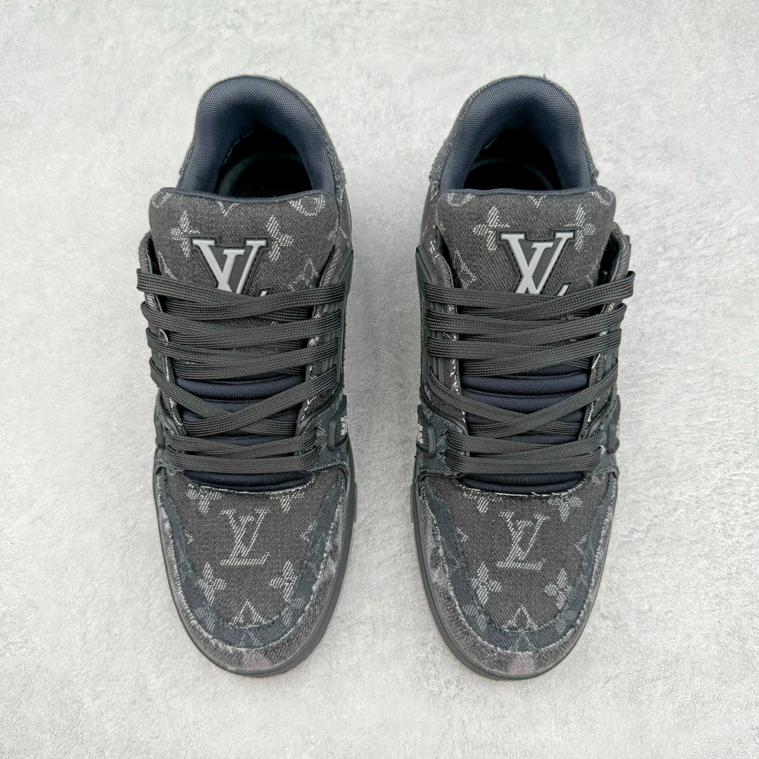 图片[2]-零售💰520 ＃M纯原 佛山订单 Louis Vuitton Trainer lv时装走秀运动鞋 全套原楦原纸版原鞋开模 全网最具灵魂的版型 正确原装黄色鞋盒 正确中底印花 鞋面印花3D高频深度立体 全鞋电脑针车 紧密相连 针距密度一致 环保乳胶注塑鞋垫 厚度脚感还原原版 皮面裁剪部位 统一油边封口工艺 原装橡胶大底含胶量大底组合零偏差 专柜全套包装 防尘袋 说明书 质保卡 男女鞋 尺码：35/45 编码：by5936020-运动鞋