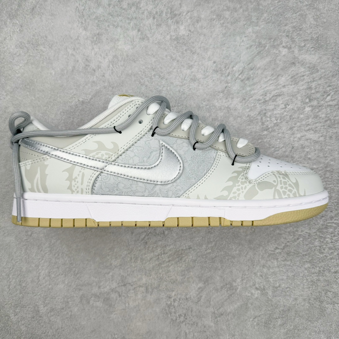 零售💰320 ＃YC纯原 NK Dunk Low 龙年限定 玲珑银灰 DV0833-100 定制系列天花板 无原鞋不开发 全系列得物原鞋一比一校对开发 配色持续更新中 终端对接 优势输出 全套原厂楦头原纸板数据档案倾力打造 原汁原味莞产 极致还原 圈内最强针车工艺 高端零售指定版 广东原厂配套原盒原标 鞋盒分三个尺码段 原厂冲刀 超高清洁度 全鞋零毛边皮料切割 采用原厂百宏鞋带以及原厂百宏织唛舌标 内标可供原厂几率过验 进口原装条纹中底布 四线拉帮白色点胶 原厂拉帮手法遵循公司 原厂电绣 极致还原 SIZE：35.5 36 36.5 37.5 38 38.5 39 40 40.5 41 42 42.5 43 44 44.5 45 46 47.5 编码：by3936020-运动鞋