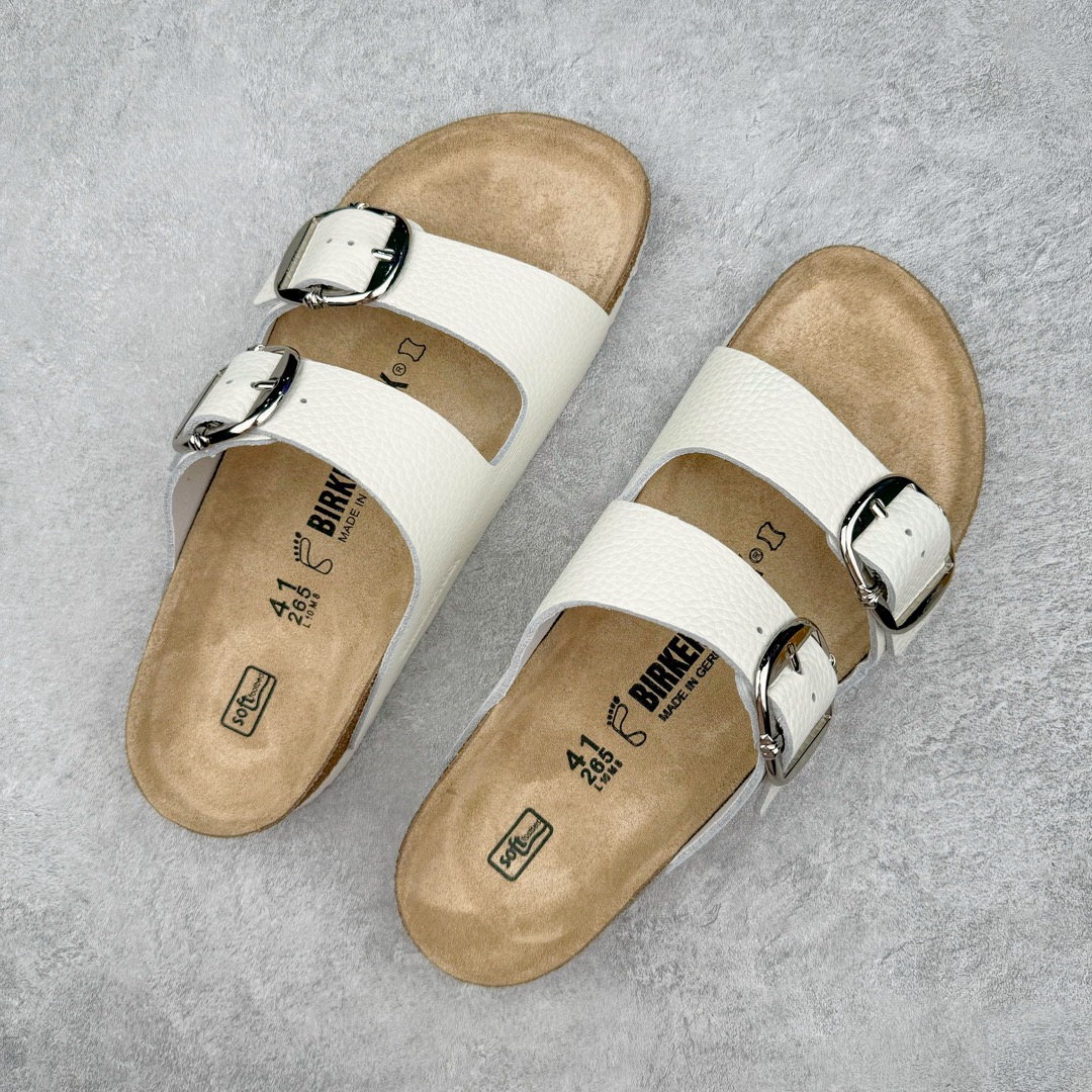 图片[3]-零售💰210 ＃DG纯原福利‼Chrome Hearts x Birkenstock Arizona 克罗心联名系列勃肯皮革绒面双扣时尚凉拖鞋 牛皮绒面革质地柔软 搭配可调节鞋扣提升穿着舒适度 人体工学设计分散脚部压力 保护脚踝 软木乳胶鞋床具有一定的收缩性 长时间穿着后能贴合脚型 EVA鞋底回弹性和抗张性力高 具有良好的防震、缓冲性  四季皆宜 柔软的鞋床采用额外的泡沫缓冲层 提供额外的舒适感和全天支撑 全网独家首发 源于德国的严谨工艺 牛巴戎面 中层松木 EVA 三层组合大底 优质牛皮面料五金扣 出口订单 尺码：35-45（断37 38 39） 编码：by2936010-运动鞋