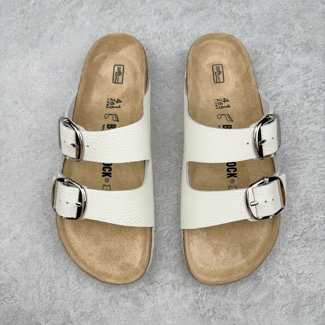 图片[2]-零售💰210 ＃DG纯原福利‼Chrome Hearts x Birkenstock Arizona 克罗心联名系列勃肯皮革绒面双扣时尚凉拖鞋 牛皮绒面革质地柔软 搭配可调节鞋扣提升穿着舒适度 人体工学设计分散脚部压力 保护脚踝 软木乳胶鞋床具有一定的收缩性 长时间穿着后能贴合脚型 EVA鞋底回弹性和抗张性力高 具有良好的防震、缓冲性  四季皆宜 柔软的鞋床采用额外的泡沫缓冲层 提供额外的舒适感和全天支撑 全网独家首发 源于德国的严谨工艺 牛巴戎面 中层松木 EVA 三层组合大底 优质牛皮面料五金扣 出口订单 尺码：35-45（断37 38 39） 编码：by2936010-运动鞋