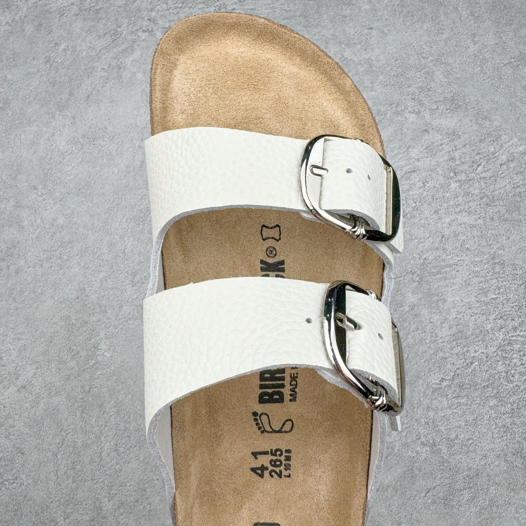 图片[4]-零售💰210 ＃DG纯原福利‼Chrome Hearts x Birkenstock Arizona 克罗心联名系列勃肯皮革绒面双扣时尚凉拖鞋 牛皮绒面革质地柔软 搭配可调节鞋扣提升穿着舒适度 人体工学设计分散脚部压力 保护脚踝 软木乳胶鞋床具有一定的收缩性 长时间穿着后能贴合脚型 EVA鞋底回弹性和抗张性力高 具有良好的防震、缓冲性  四季皆宜 柔软的鞋床采用额外的泡沫缓冲层 提供额外的舒适感和全天支撑 全网独家首发 源于德国的严谨工艺 牛巴戎面 中层松木 EVA 三层组合大底 优质牛皮面料五金扣 出口订单 尺码：35-45（断37 38 39） 编码：by2936010-运动鞋