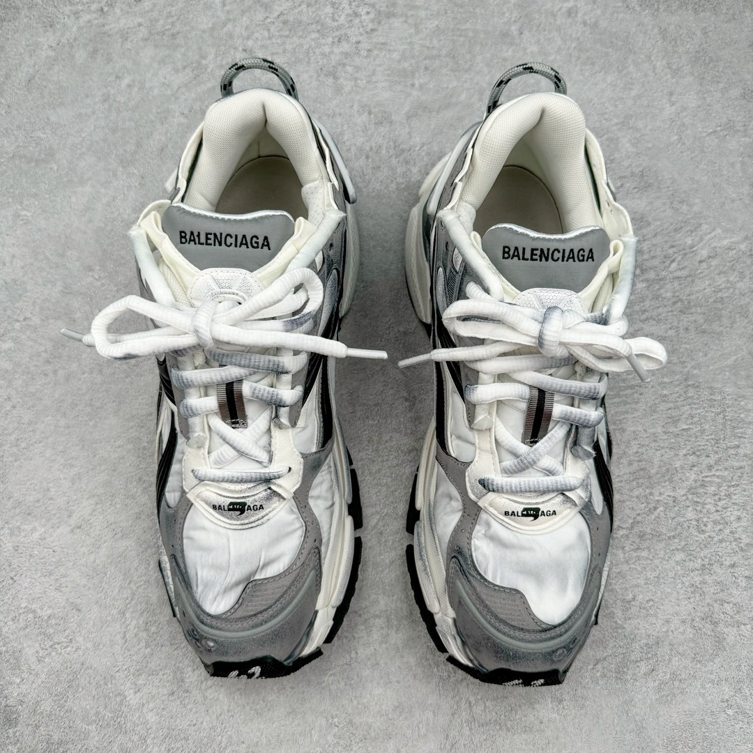 图片[2]-零售💰500 ＃XA BALENCIAGA Runner Sneaker 巴黎世家七代慢跑系列低帮复古野跑潮流运动鞋老爹鞋 尼龙和网布材质 磨损效果 鞋头边缘印有尺码 背面浮印尺码 外侧印有跑者徽标 鞋舌刺绣 Balenciaga 品牌标识 鞋跟背面 Balenciaga品牌标识 材质采用65%聚氨酯、35%聚酯纤维 全新 Runner 鞋型轮廓借鉴于 2000 年初的复古线条 搭载大网眼面料制成鞋面基础，由粉色、白色尼龍与橡胶质地覆盖鞋面诠释线条感 当中透过几道手缝线与折损痕更是精准的掌握历经时间淬炼的破旧痕迹 延续其手法至鞋领、鞋跟、鞋带、中底等部分均饰有破损及脏污之貌 尤其是鞋领处与鞋带孔眼条更是采用不规则做旧技术将内容物泡棉随机露出 尺码：35 36 37 38 39 40 41 42 43 44 45 46 编码：by5936000-运动鞋