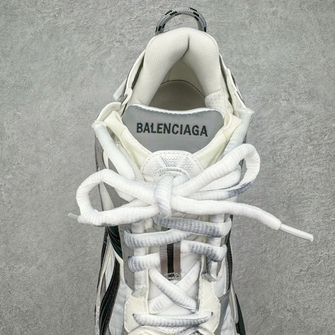 图片[5]-零售💰500 ＃XA BALENCIAGA Runner Sneaker 巴黎世家七代慢跑系列低帮复古野跑潮流运动鞋老爹鞋 尼龙和网布材质 磨损效果 鞋头边缘印有尺码 背面浮印尺码 外侧印有跑者徽标 鞋舌刺绣 Balenciaga 品牌标识 鞋跟背面 Balenciaga品牌标识 材质采用65%聚氨酯、35%聚酯纤维 全新 Runner 鞋型轮廓借鉴于 2000 年初的复古线条 搭载大网眼面料制成鞋面基础，由粉色、白色尼龍与橡胶质地覆盖鞋面诠释线条感 当中透过几道手缝线与折损痕更是精准的掌握历经时间淬炼的破旧痕迹 延续其手法至鞋领、鞋跟、鞋带、中底等部分均饰有破损及脏污之貌 尤其是鞋领处与鞋带孔眼条更是采用不规则做旧技术将内容物泡棉随机露出 尺码：35 36 37 38 39 40 41 42 43 44 45 46 编码：by5936000-运动鞋