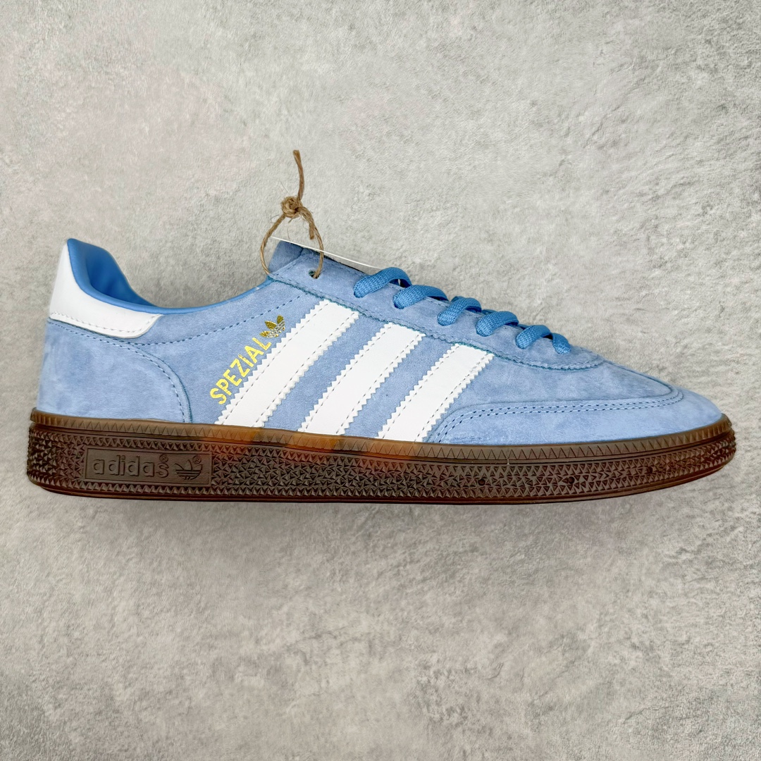 零售💰210 AD Originals Handball SPZL 手球运动员系列百搭休闲运动板鞋 BD7632 这款来自阿迪达斯的这款HANDBALL SPZL前身是一双手球运动鞋，这一次拿来复刻，所以鞋面的主要色彩选用了黑色， 鞋面外侧除了Spezial字母之外还有三叶草标志。Handball SPZL作为复古手球训练鞋与作为室内足球鞋的Samba有着异曲同工之处，但是质感更为出众的鞋身以及丰富的配色选择比起Samba来讲可以说是更胜一筹了！尺码：36 36⅔ 37⅓ 38 38⅔ 39⅓ 40 40⅔ 41⅓ 42 42⅔ 43⅓ 44 45  编码：Fby2936010-运动鞋