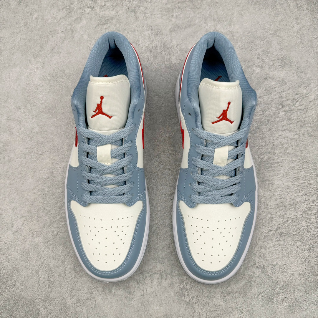 图片[2]-零售💰240 ＃K版 Air Jordan AJ1 Low 低帮 浅蓝红DC0774-164 全新流水线出品 DT版本唯一平替选择 市场第二梯队最强版 全部原鞋开发 原楦原纸板开发 全鞋电脑针车 原厂内置全掌气垫 原盒内在原标 唯一Zp原版鞋带绑法 免检产品 全新2022版型 全头层皮料 完美零毛边处理 原厂配置全掌气垫 价格定位良心 几十个配色陆续出货 SIZE：36 36.5 37.5 38 38.5 39 40 40.5 41 42 42.5 43 44 44.5 45 46 47.5 编码：by2936040-运动鞋