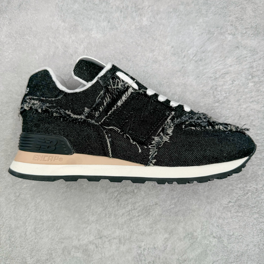 零售💰390 Miu Miu x New Balance NB574联名复古跑鞋 采用仿旧鞋面设计 侧边和鞋背部分 特意没有缝合布料与皮革 边缘散开的的毛边清晰可见 充分营造出仿旧风格的丹宁美感 鞋舌的部分也做了简单的修改 加入两者的 Logo 使风格并存 鞋底的部分选用生胶制作为鞋款添入复古元素 尺码：35/44 编码：Fby3936090-运动鞋