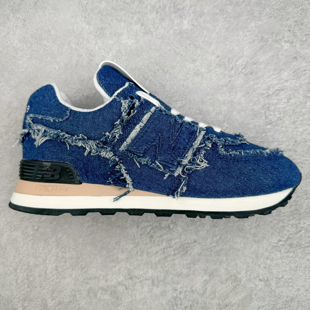 零售💰390 Miu Miu x New Balance NB574联名复古跑鞋 采用仿旧鞋面设计 侧边和鞋背部分 特意没有缝合布料与皮革 边缘散开的的毛边清晰可见 充分营造出仿旧风格的丹宁美感 鞋舌的部分也做了简单的修改 加入两者的 Logo 使风格并存 鞋底的部分选用生胶制作为鞋款添入复古元素 尺码：35/44 编码：Fby3936090-运动鞋