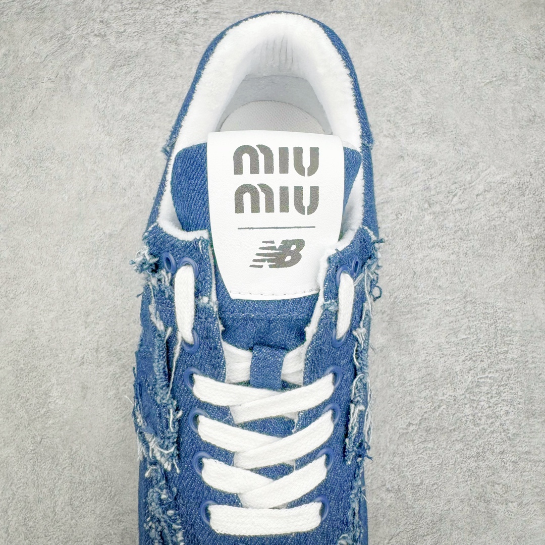 图片[5]-零售💰390 Miu Miu x New Balance NB574联名复古跑鞋 采用仿旧鞋面设计 侧边和鞋背部分 特意没有缝合布料与皮革 边缘散开的的毛边清晰可见 充分营造出仿旧风格的丹宁美感 鞋舌的部分也做了简单的修改 加入两者的 Logo 使风格并存 鞋底的部分选用生胶制作为鞋款添入复古元素 尺码：35/44 编码：Fby3936090-运动鞋