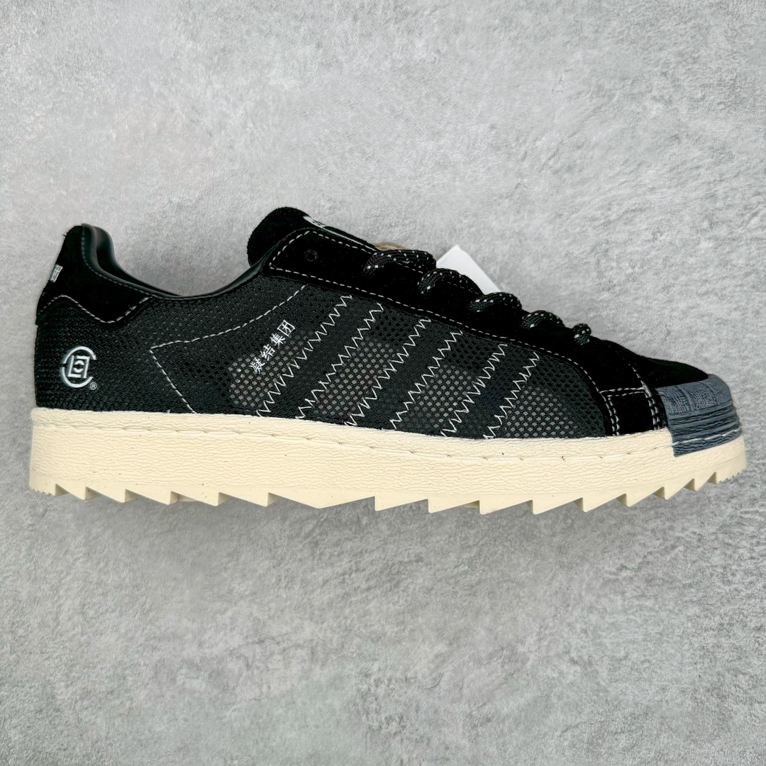 零售💰170 ＃福利特价‼NBHD/NEIGHBORHOOD x CLOT x Adidas Originals Superstar PNS\”Black\”贝壳头锯齿底系列低帮百搭休闲运动板鞋“联名黑白海盗骷髅头”IE8879 AD Originals与陈冠希正式宣布成为全球合作伙伴，共同打造 Originals by Edison Chen系列。这一重要联合将开启重新定义创新精神和塑造文化传承的新时代。全球生活方式品牌CLOT迎来了成立20周年，陈冠希作为创始人兼创意总监，年轻时从温哥华移居香港，这段经历让他感受到了东西方文化的碰撞，拥有丰富的视角使他对东西方多元化有了更加深入的认识，并为创立CLOT打下了坚实的基础。对于此次合作，陈冠希凭借着他的思维视野和创意能力，结合adidas丰富的档案和历史，推出了一系列独家合作款式。CLOT 2024年春夏系列时装秀以“承前启后”为主题展开，寓意着品牌致力于培养新秀，延续以国际视野呈现中华文化，并将其创作带到全球的承诺。为进一步加强创意理念，CLOT创始人兼创意总监陈冠希特别邀请了著名时装设计师Humberto Leon，共同设计了本季度系列。该系列围绕三种截然不同的风格进行探索，包括正式、富有生活感和街头风格的服饰，呈现出既可以分别探索又能将三者融合的系列。其中还包括了adidas与陈冠希携手NEIGHBORHOOD共同推出的NEIGHBORHOOD CLOT SUPERSTAR BY EDISON CHEN三方联名鞋款，经过重新设计的标志性SUPERSTAR运动鞋以齿状鞋底和仿旧处理的半贝壳头结合形成独特的轮廓，鞋面网布下有反光装饰的三条纹细节，后跟部分同样点缀着带有反光装饰效果的“凝结集团”标志。adidas Originals by Edison Chen系列旨在体现品牌与陈冠希对创新精神的共同愿景。尺码：36 36⅔ 37⅓ 38 38⅔ 39⅓ 40 40⅔ 41⅓ 42 42⅔ 43⅓ 44 44⅔ 45 编码：Fby1936070-运动鞋