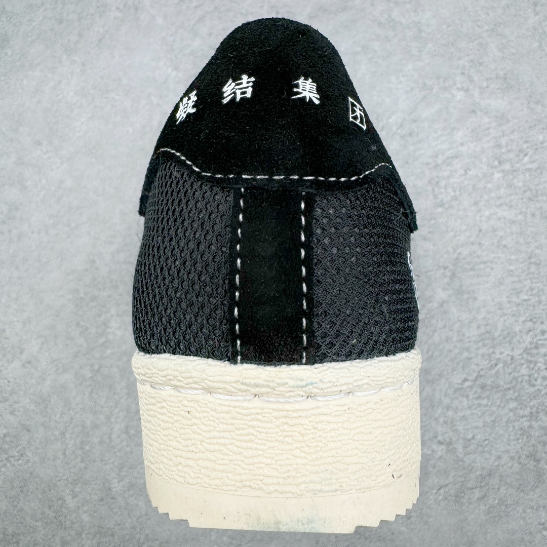 图片[7]-零售💰170 ＃福利特价‼NBHD/NEIGHBORHOOD x CLOT x Adidas Originals Superstar PNS\”Black\”贝壳头锯齿底系列低帮百搭休闲运动板鞋“联名黑白海盗骷髅头”IE8879 AD Originals与陈冠希正式宣布成为全球合作伙伴，共同打造 Originals by Edison Chen系列。这一重要联合将开启重新定义创新精神和塑造文化传承的新时代。全球生活方式品牌CLOT迎来了成立20周年，陈冠希作为创始人兼创意总监，年轻时从温哥华移居香港，这段经历让他感受到了东西方文化的碰撞，拥有丰富的视角使他对东西方多元化有了更加深入的认识，并为创立CLOT打下了坚实的基础。对于此次合作，陈冠希凭借着他的思维视野和创意能力，结合adidas丰富的档案和历史，推出了一系列独家合作款式。CLOT 2024年春夏系列时装秀以“承前启后”为主题展开，寓意着品牌致力于培养新秀，延续以国际视野呈现中华文化，并将其创作带到全球的承诺。为进一步加强创意理念，CLOT创始人兼创意总监陈冠希特别邀请了著名时装设计师Humberto Leon，共同设计了本季度系列。该系列围绕三种截然不同的风格进行探索，包括正式、富有生活感和街头风格的服饰，呈现出既可以分别探索又能将三者融合的系列。其中还包括了adidas与陈冠希携手NEIGHBORHOOD共同推出的NEIGHBORHOOD CLOT SUPERSTAR BY EDISON CHEN三方联名鞋款，经过重新设计的标志性SUPERSTAR运动鞋以齿状鞋底和仿旧处理的半贝壳头结合形成独特的轮廓，鞋面网布下有反光装饰的三条纹细节，后跟部分同样点缀着带有反光装饰效果的“凝结集团”标志。adidas Originals by Edison Chen系列旨在体现品牌与陈冠希对创新精神的共同愿景。尺码：36 36⅔ 37⅓ 38 38⅔ 39⅓ 40 40⅔ 41⅓ 42 42⅔ 43⅓ 44 44⅔ 45 编码：Fby1936070-运动鞋