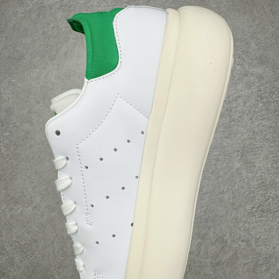 图片[7]-零售💰230 AD Originals Stan Smith PF\”White Green\”史密斯面包版系列低帮轻量松糕经典百搭复古休闲运动厚底板鞋“皮革白绿尾”ID2786 如果一定要说今年最火的鞋型，那么小编愿意将这一票投给「面包鞋」，毕竟无论是奢侈品大牌，还是国潮街头品牌都在纷纷推出专属于自家的「面包鞋型」。近期，Originals 也推出了一双全新「面包鞋」，不知道这次各位能给几分？此次全新鞋型选择 Originals 最经典的 Stan Smith 为蓝本进行创作，保留原始设计的同时，将鞋身所有部分都等比放大，看上去还有些俏皮可爱。鞋身同样以全皮革包裹，质感上绝对无需担心。细节方面也是一一保留，但却将原本鞋舌上的「人像」换为了三叶草 Logo，彰显品牌身份。中底更是进行了加厚加宽处理，相信真正上脚后增高、显瘦属性肯定会大大提升，更为适合小姐姐日常搭配。尺码：35 36 36⅔ 37⅓ 38 38⅔ 39⅓ 40 40⅔ 41⅓ 42 42⅔ 43⅓ 44 44⅔ 45 46 编码：Fby2936030-运动鞋