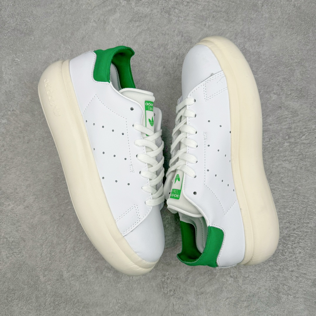 图片[3]-零售💰230 AD Originals Stan Smith PF\”White Green\”史密斯面包版系列低帮轻量松糕经典百搭复古休闲运动厚底板鞋“皮革白绿尾”ID2786 如果一定要说今年最火的鞋型，那么小编愿意将这一票投给「面包鞋」，毕竟无论是奢侈品大牌，还是国潮街头品牌都在纷纷推出专属于自家的「面包鞋型」。近期，Originals 也推出了一双全新「面包鞋」，不知道这次各位能给几分？此次全新鞋型选择 Originals 最经典的 Stan Smith 为蓝本进行创作，保留原始设计的同时，将鞋身所有部分都等比放大，看上去还有些俏皮可爱。鞋身同样以全皮革包裹，质感上绝对无需担心。细节方面也是一一保留，但却将原本鞋舌上的「人像」换为了三叶草 Logo，彰显品牌身份。中底更是进行了加厚加宽处理，相信真正上脚后增高、显瘦属性肯定会大大提升，更为适合小姐姐日常搭配。尺码：35 36 36⅔ 37⅓ 38 38⅔ 39⅓ 40 40⅔ 41⅓ 42 42⅔ 43⅓ 44 44⅔ 45 46 编码：Fby2936030-运动鞋