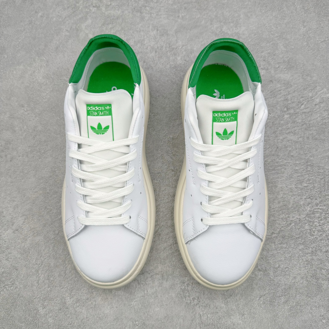 图片[2]-零售💰230 AD Originals Stan Smith PF\”White Green\”史密斯面包版系列低帮轻量松糕经典百搭复古休闲运动厚底板鞋“皮革白绿尾”ID2786 如果一定要说今年最火的鞋型，那么小编愿意将这一票投给「面包鞋」，毕竟无论是奢侈品大牌，还是国潮街头品牌都在纷纷推出专属于自家的「面包鞋型」。近期，Originals 也推出了一双全新「面包鞋」，不知道这次各位能给几分？此次全新鞋型选择 Originals 最经典的 Stan Smith 为蓝本进行创作，保留原始设计的同时，将鞋身所有部分都等比放大，看上去还有些俏皮可爱。鞋身同样以全皮革包裹，质感上绝对无需担心。细节方面也是一一保留，但却将原本鞋舌上的「人像」换为了三叶草 Logo，彰显品牌身份。中底更是进行了加厚加宽处理，相信真正上脚后增高、显瘦属性肯定会大大提升，更为适合小姐姐日常搭配。尺码：35 36 36⅔ 37⅓ 38 38⅔ 39⅓ 40 40⅔ 41⅓ 42 42⅔ 43⅓ 44 44⅔ 45 46 编码：Fby2936030-运动鞋