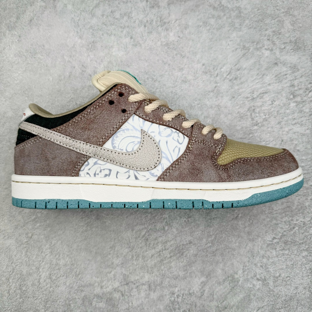 零售💰370 ＃S2纯原 NK SB Dunk Low \”Big Money Savings\” 棕灰 货号：FZ3129-200 该鞋款整体以大地色为主色调，鞋面采用帆布、麂皮、织物等多种材质拼接打造，营造出\”What The\”氛围。质感方面绝对没得说！鞋身中部采用银色呈现，并带有特殊的花卉纹路细节，营造出奢华的氛围。Swoosh似乎也采用了\”裂纹\”工艺打造。鞋带部分采用了特殊的麻质编织工艺设计，为鞋款带来一丝粗犷的感觉，鞋舌标签部分则以蒂芙尼蓝色点缀。鞋舌内侧还带有特殊的促销购物小票，上面印有\”BIG MONEY SAVINGS\”（大减价）等字样，与鞋款主题相呼应。 SIZE：36 36.5 37.5 38 38.5 39 40 40.5 41 42 42.5 43 44 44.5 45 46 47.5 编码：by3936070-运动鞋