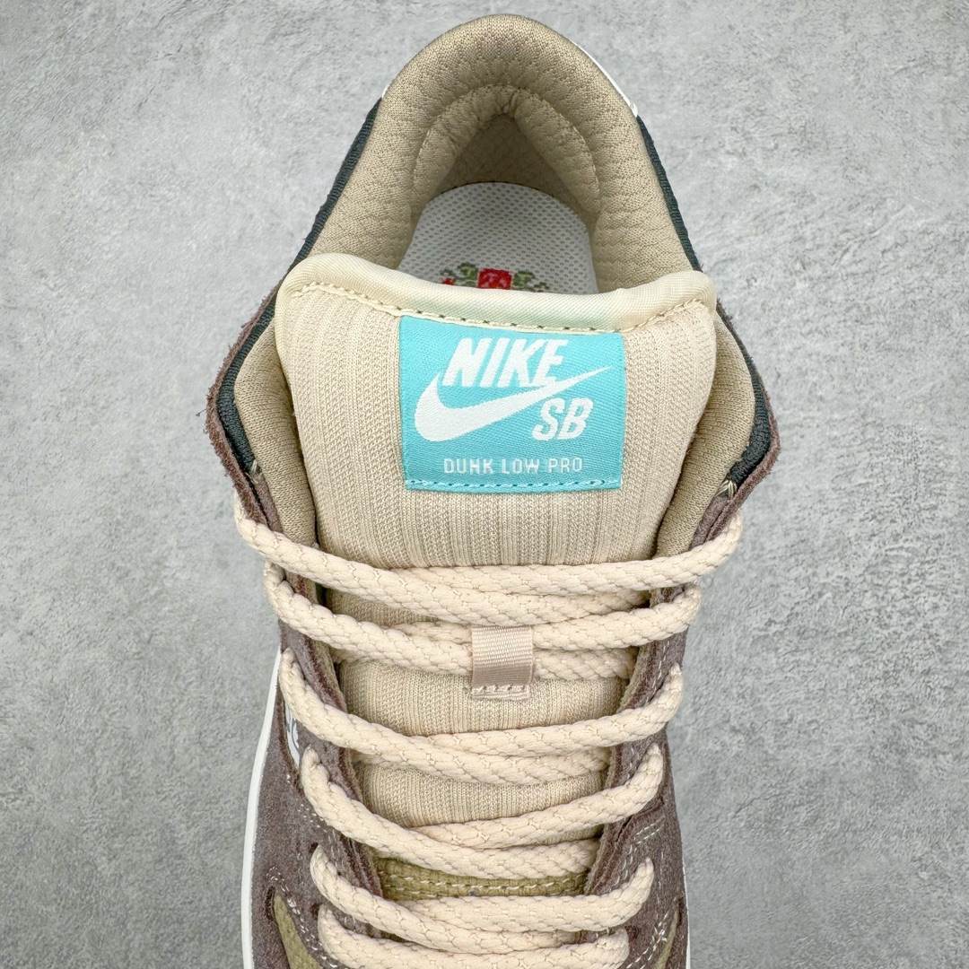 图片[5]-零售💰370 ＃S2纯原 NK SB Dunk Low \”Big Money Savings\” 棕灰 货号：FZ3129-200 该鞋款整体以大地色为主色调，鞋面采用帆布、麂皮、织物等多种材质拼接打造，营造出\”What The\”氛围。质感方面绝对没得说！鞋身中部采用银色呈现，并带有特殊的花卉纹路细节，营造出奢华的氛围。Swoosh似乎也采用了\”裂纹\”工艺打造。鞋带部分采用了特殊的麻质编织工艺设计，为鞋款带来一丝粗犷的感觉，鞋舌标签部分则以蒂芙尼蓝色点缀。鞋舌内侧还带有特殊的促销购物小票，上面印有\”BIG MONEY SAVINGS\”（大减价）等字样，与鞋款主题相呼应。 SIZE：36 36.5 37.5 38 38.5 39 40 40.5 41 42 42.5 43 44 44.5 45 46 47.5 编码：by3936070-运动鞋