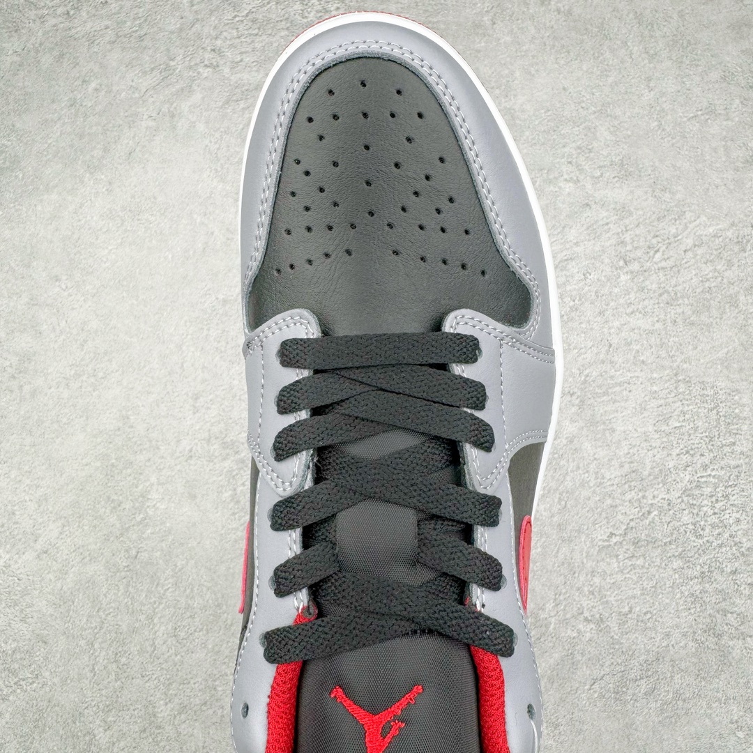 图片[4]-零售💰240 ＃K版 Air Jordan AJ1 Low 低帮 黑灰红 553558-060 全新流水线出品 DT版本唯一平替选择 市场第二梯队最强版 全部原鞋开发 原楦原纸板开发 全鞋电脑针车 原厂内置全掌气垫 原盒内在原标 唯一Zp原版鞋带绑法 免检产品 全新2022版型 全头层皮料 完美零毛边处理 原厂配置全掌气垫 价格定位良心 几十个配色陆续出货 SIZE：36 36.5 37.5 38 38.5 39 40 40.5 41 42 42.5 43 44 44.5 45 46 47.5 编码：by2936040-运动鞋