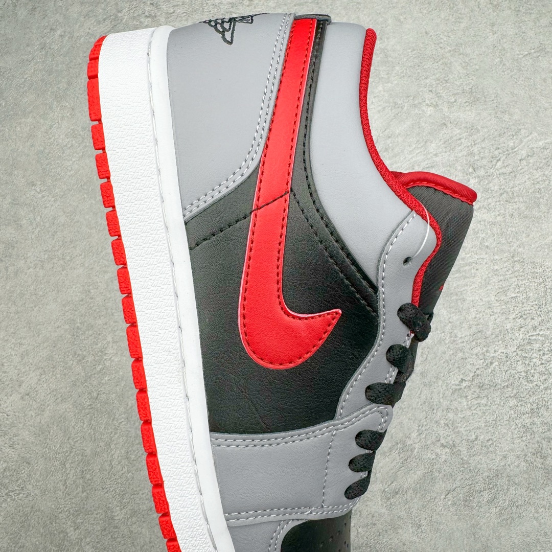 图片[6]-零售💰240 ＃K版 Air Jordan AJ1 Low 低帮 黑灰红 553558-060 全新流水线出品 DT版本唯一平替选择 市场第二梯队最强版 全部原鞋开发 原楦原纸板开发 全鞋电脑针车 原厂内置全掌气垫 原盒内在原标 唯一Zp原版鞋带绑法 免检产品 全新2022版型 全头层皮料 完美零毛边处理 原厂配置全掌气垫 价格定位良心 几十个配色陆续出货 SIZE：36 36.5 37.5 38 38.5 39 40 40.5 41 42 42.5 43 44 44.5 45 46 47.5 编码：by2936040-运动鞋