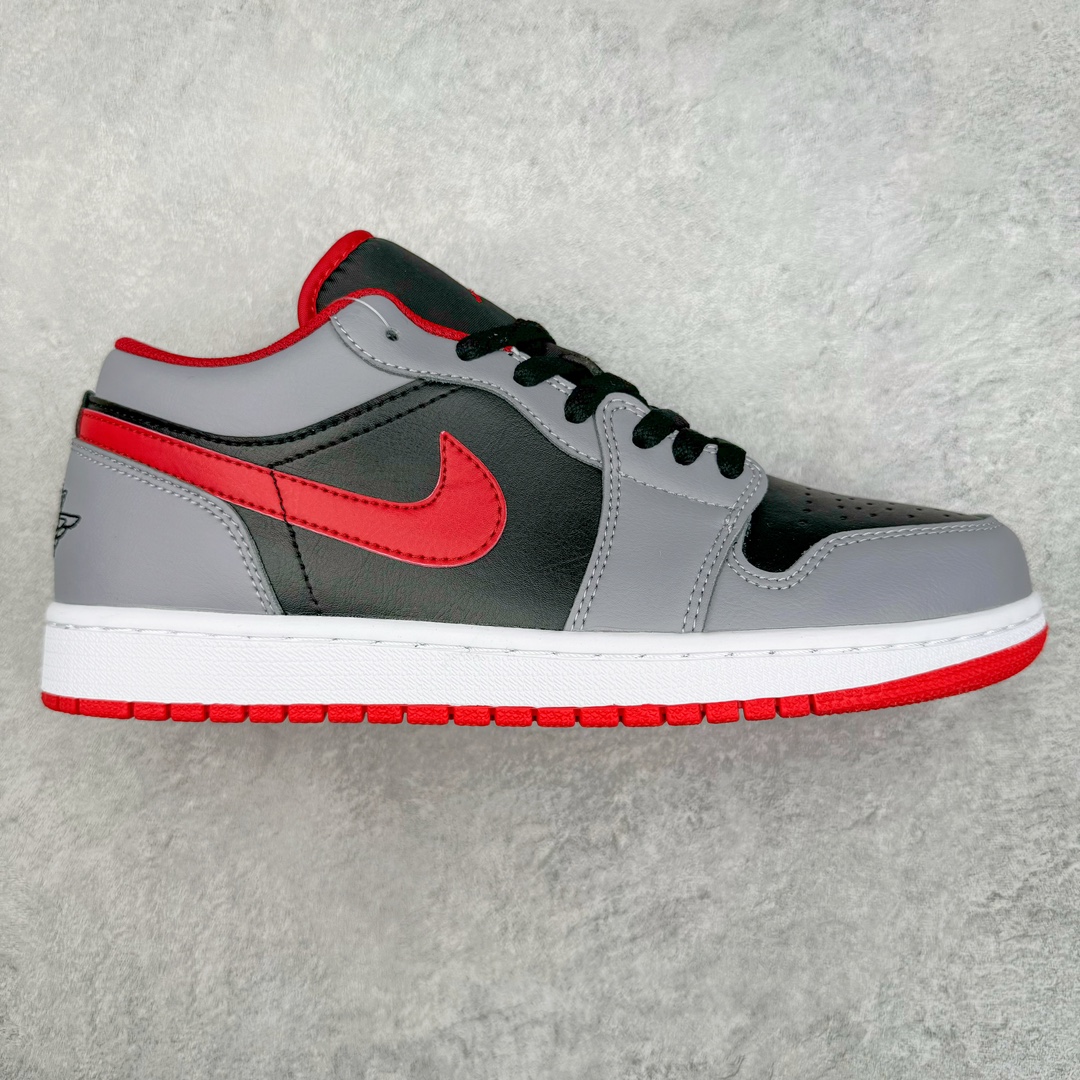 零售💰240 ＃K版 Air Jordan AJ1 Low 低帮 黑灰红 553558-060 全新流水线出品 DT版本唯一平替选择 市场第二梯队最强版 全部原鞋开发 原楦原纸板开发 全鞋电脑针车 原厂内置全掌气垫 原盒内在原标 唯一Zp原版鞋带绑法 免检产品 全新2022版型 全头层皮料 完美零毛边处理 原厂配置全掌气垫 价格定位良心 几十个配色陆续出货 SIZE：36 36.5 37.5 38 38.5 39 40 40.5 41 42 42.5 43 44 44.5 45 46 47.5 编码：by2936040-运动鞋