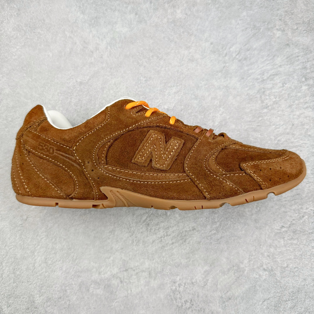 零售💰290 缪缪Miu Miu x NB新百伦New Balance 530 SL系列低帮经典复古休闲运动慢跑鞋 近几年运动品牌与各大潮流品牌不断推出联名产品，在球鞋圈拥有极高的热度。此外，奢侈品牌和运动品牌联名也早已非新鲜事，继 Dior 和 Jordan Brand 以及 Prada 和 adidas 合作后。近日，Miu Miu与New Balance的合作基本已经成为定番，每年都会上新，而近期的最新联名也已经正式曝光，预计会在24年春夏面世！相比之前两次使用的574，这次Miu Miu带来了全新风格。采用了全新型号MR530进行设计，继续使用复古的旧化效果和去年就被带火的美拉德配色打造。Miu Miu作为千禧文化的重要推手，这次也是直接挑选了New Balance 2000年代时发布的健身跑鞋MR530。整体做旧效果非常明显，甚至有些二手鞋的感觉，多少是有点瘦巴黎世家影响了……配色方面将会推出米色和棕色两种颜色可供选择，整体覆盖了做旧麂皮，鞋舌和鞋垫和之前一致，有Miu Miu的Logo，同时搭配皮革和棉质双鞋带组成。尺码：36 37 37.5 38 38.5 39.5 40 编码：Fby2936090-运动鞋