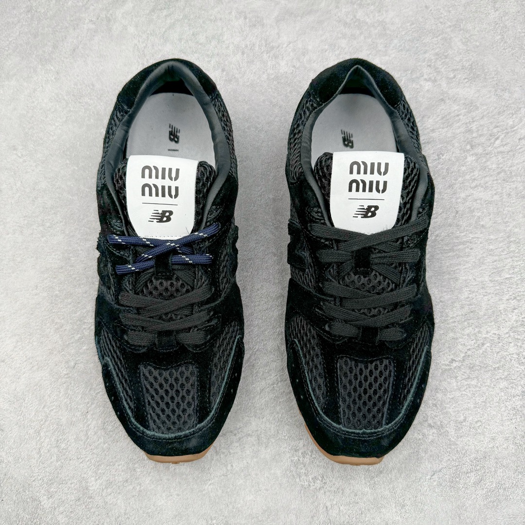 图片[2]-零售💰290 缪缪Miu Miu x NB新百伦New Balance 530 SL系列低帮经典复古休闲运动慢跑鞋 近几年运动品牌与各大潮流品牌不断推出联名产品，在球鞋圈拥有极高的热度。此外，奢侈品牌和运动品牌联名也早已非新鲜事，继 Dior 和 Jordan Brand 以及 Prada 和 adidas 合作后。近日，Miu Miu与New Balance的合作基本已经成为定番，每年都会上新，而近期的最新联名也已经正式曝光，预计会在24年春夏面世！相比之前两次使用的574，这次Miu Miu带来了全新风格。采用了全新型号MR530进行设计，继续使用复古的旧化效果和去年就被带火的美拉德配色打造。Miu Miu作为千禧文化的重要推手，这次也是直接挑选了New Balance 2000年代时发布的健身跑鞋MR530。整体做旧效果非常明显，甚至有些二手鞋的感觉，多少是有点瘦巴黎世家影响了……配色方面将会推出米色和棕色两种颜色可供选择，整体覆盖了做旧麂皮，鞋舌和鞋垫和之前一致，有Miu Miu的Logo，同时搭配皮革和棉质双鞋带组成。尺码：36 37 37.5 38 38.5 39.5 40 编码：Fby2936090-运动鞋