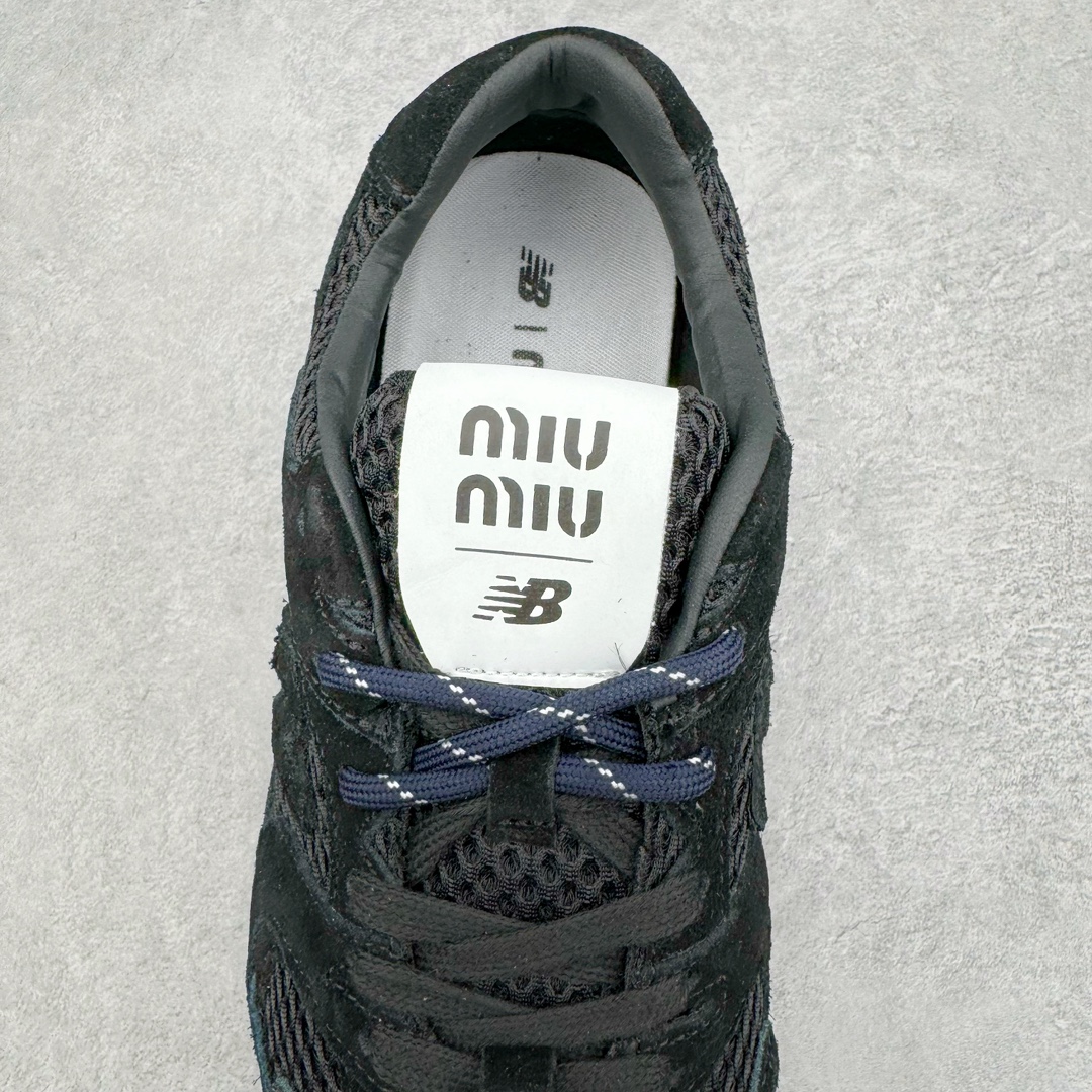 图片[5]-零售💰290 缪缪Miu Miu x NB新百伦New Balance 530 SL系列低帮经典复古休闲运动慢跑鞋 近几年运动品牌与各大潮流品牌不断推出联名产品，在球鞋圈拥有极高的热度。此外，奢侈品牌和运动品牌联名也早已非新鲜事，继 Dior 和 Jordan Brand 以及 Prada 和 adidas 合作后。近日，Miu Miu与New Balance的合作基本已经成为定番，每年都会上新，而近期的最新联名也已经正式曝光，预计会在24年春夏面世！相比之前两次使用的574，这次Miu Miu带来了全新风格。采用了全新型号MR530进行设计，继续使用复古的旧化效果和去年就被带火的美拉德配色打造。Miu Miu作为千禧文化的重要推手，这次也是直接挑选了New Balance 2000年代时发布的健身跑鞋MR530。整体做旧效果非常明显，甚至有些二手鞋的感觉，多少是有点瘦巴黎世家影响了……配色方面将会推出米色和棕色两种颜色可供选择，整体覆盖了做旧麂皮，鞋舌和鞋垫和之前一致，有Miu Miu的Logo，同时搭配皮革和棉质双鞋带组成。尺码：36 37 37.5 38 38.5 39.5 40 编码：Fby2936090-运动鞋