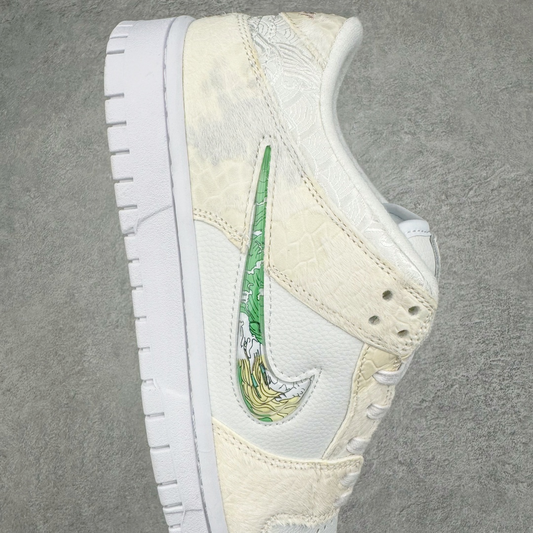 图片[6]-＃B版纯原福利 NK Dunk Low 蒸汽木偶 CNY龙年限定 北海龙王 敖顺 米白 DV0831-101 工艺手法钢印水钩刺绣缝纫 除鞋底外全鞋改造材质仿马毛 皮革 丝绸 口碑大厂出品 品控大底版型不断改良更新品质稳定 全套原纸板楦头开发 确保原汁原味 完美呈现DUNK版型 原厂玻璃冲刀 超高清洁度 全鞋零毛边皮料切割 通过独特多巴胺配色渐变设计、解构麻绳鞋带等细节 让嘻哈元素和潮流元素相结合 尽显帅气本质 设计上尽显特色 百搭耐看 表现出特有的潮流感 整鞋风格鲜明 极具美学 穿出门更是回头率满满 尺码：35.5 36 36.5 37.5 38 38.5 39 40 40.5 41 42 42.5 43 44 44.5 45 46 47.5-选品中心